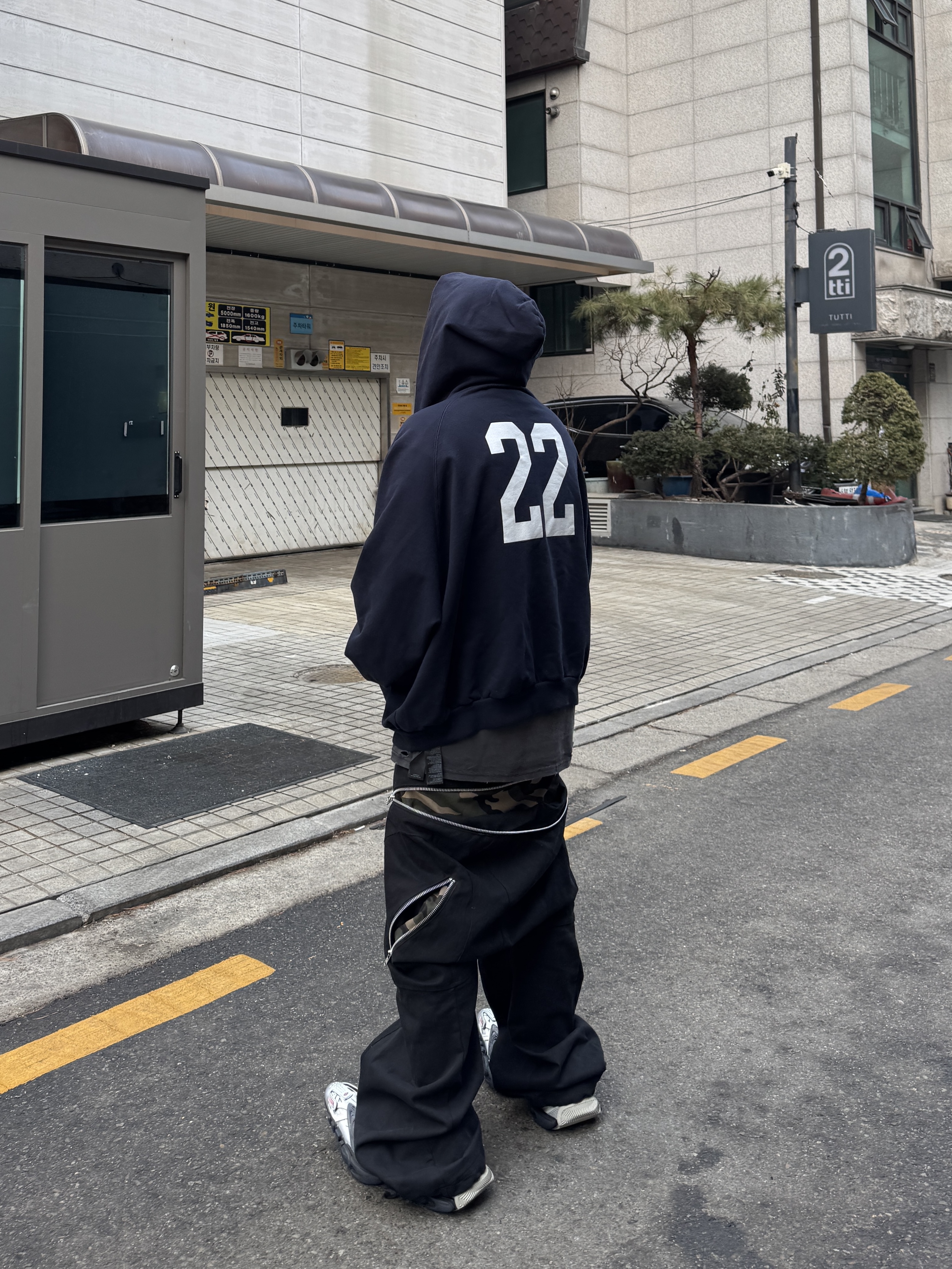 발렌시아가 렙타일 스니커즈 멀티컬러 착용 스타일