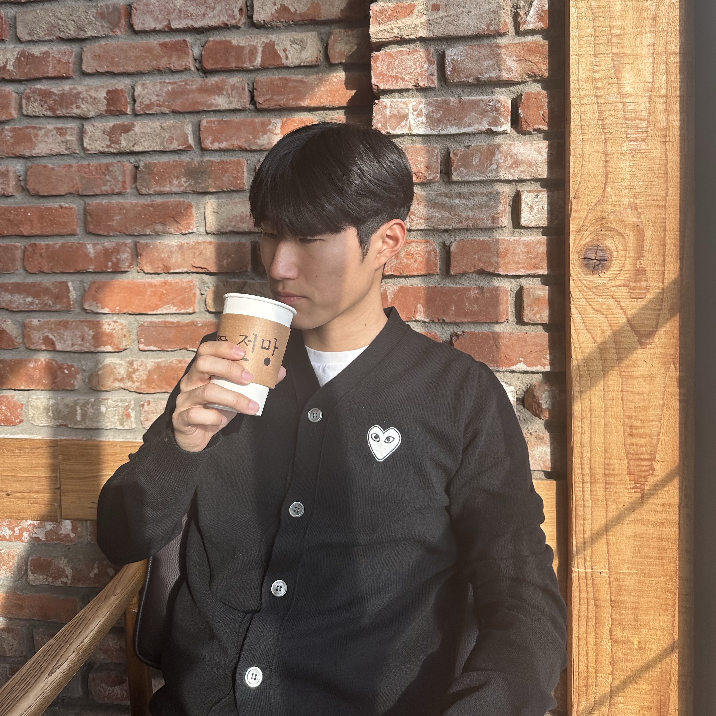 Play Comme des Garcons White Heart Knit Cardigan Black 착용 스타일