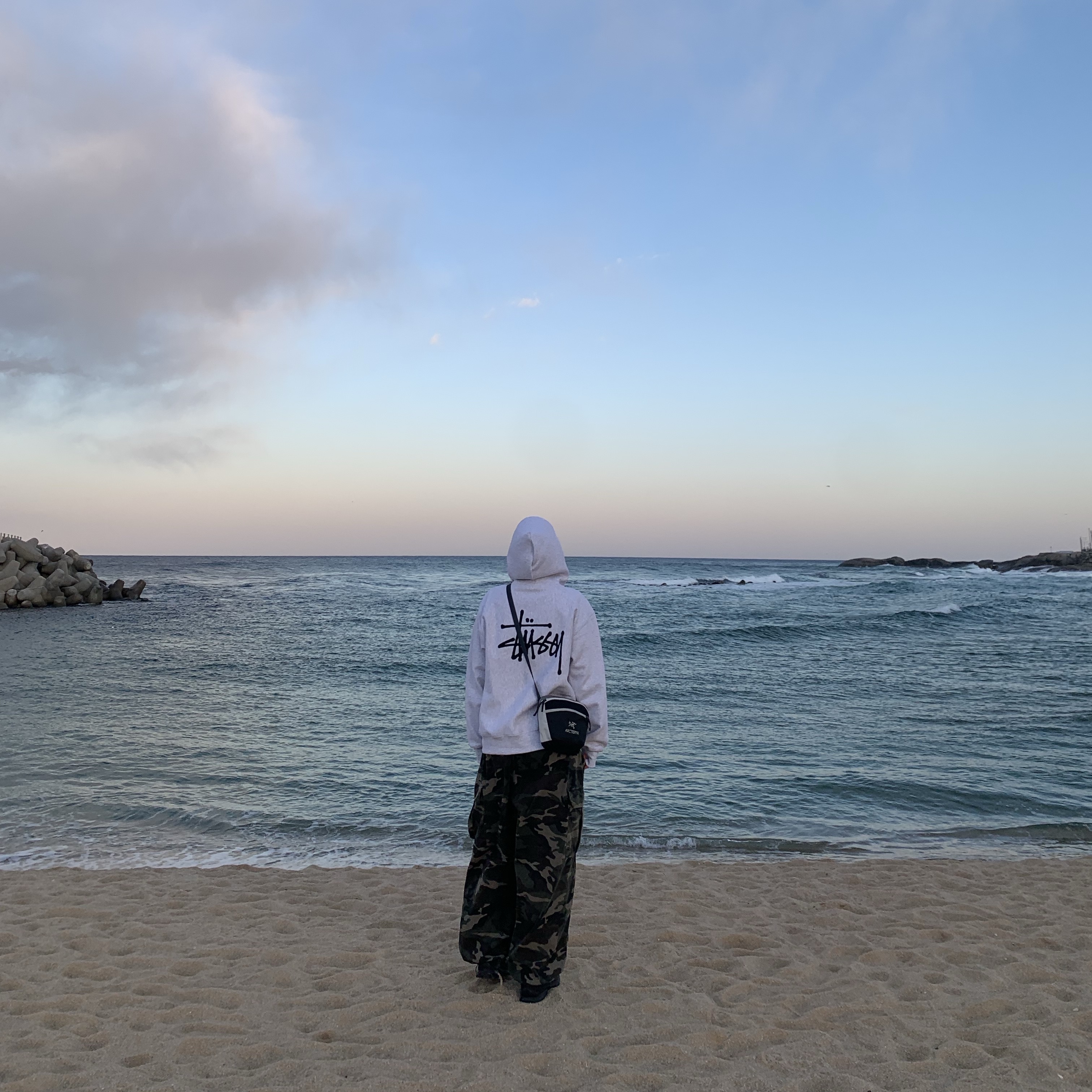 Stussy Basic Stussy Zip Hoodie Ash Heather, Arc'teryx x Beams Mantis 2 Waistpack Tranquil 착용 스타일