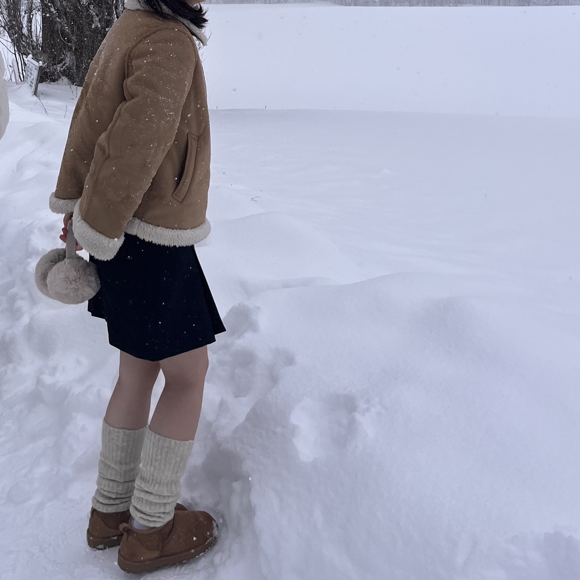 (W) UGG Classic Ultra Mini Boots Chestnut 착용 스타일 - 1