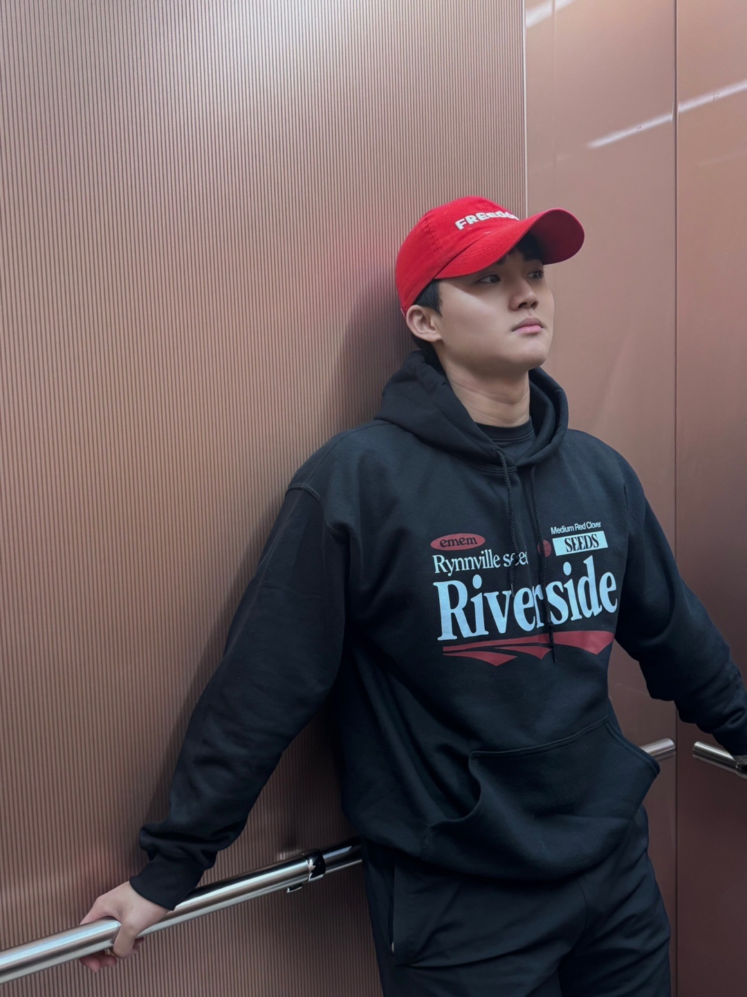 Gildan X EMEM Riverside Hoodie Black 착용 스타일 - 2