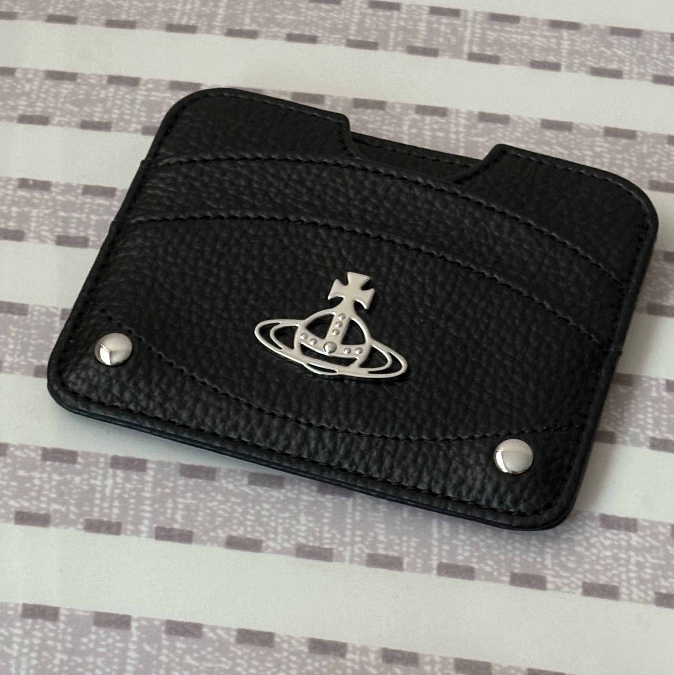 Vivienne Westwood Half Moon Card Holder Black 착용 스타일
