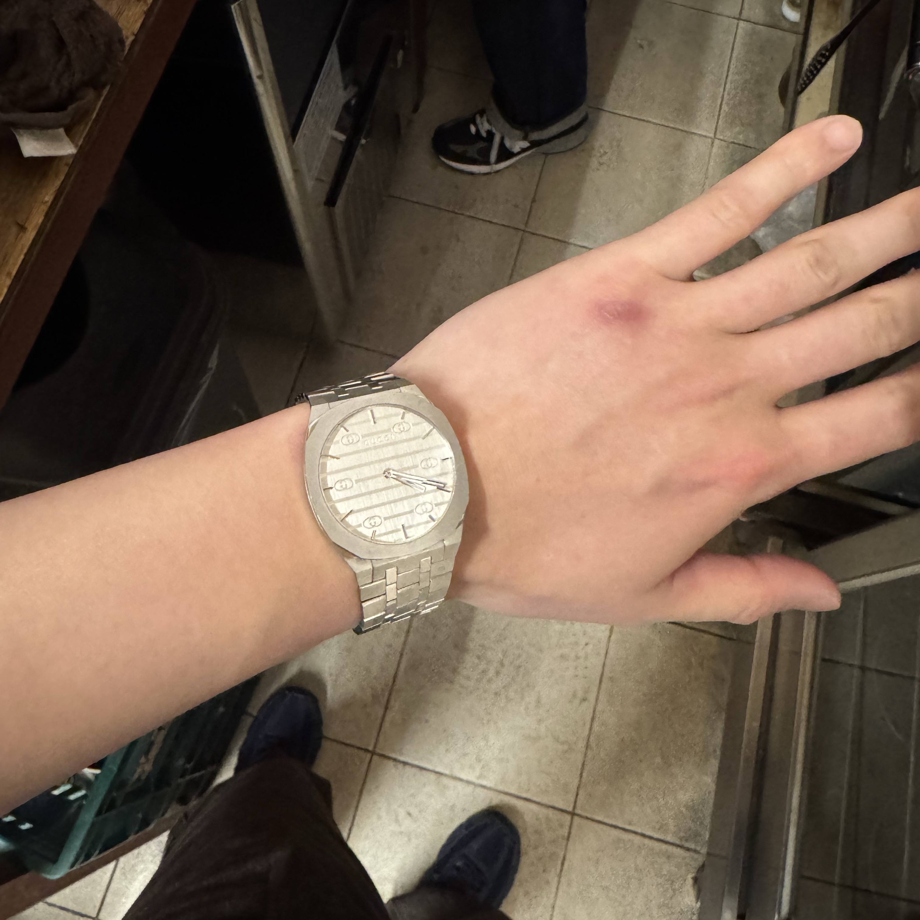 (W) Gucci 25H Quartz 38mm Stainless Steel Silver Brass 착용 스타일 - 1