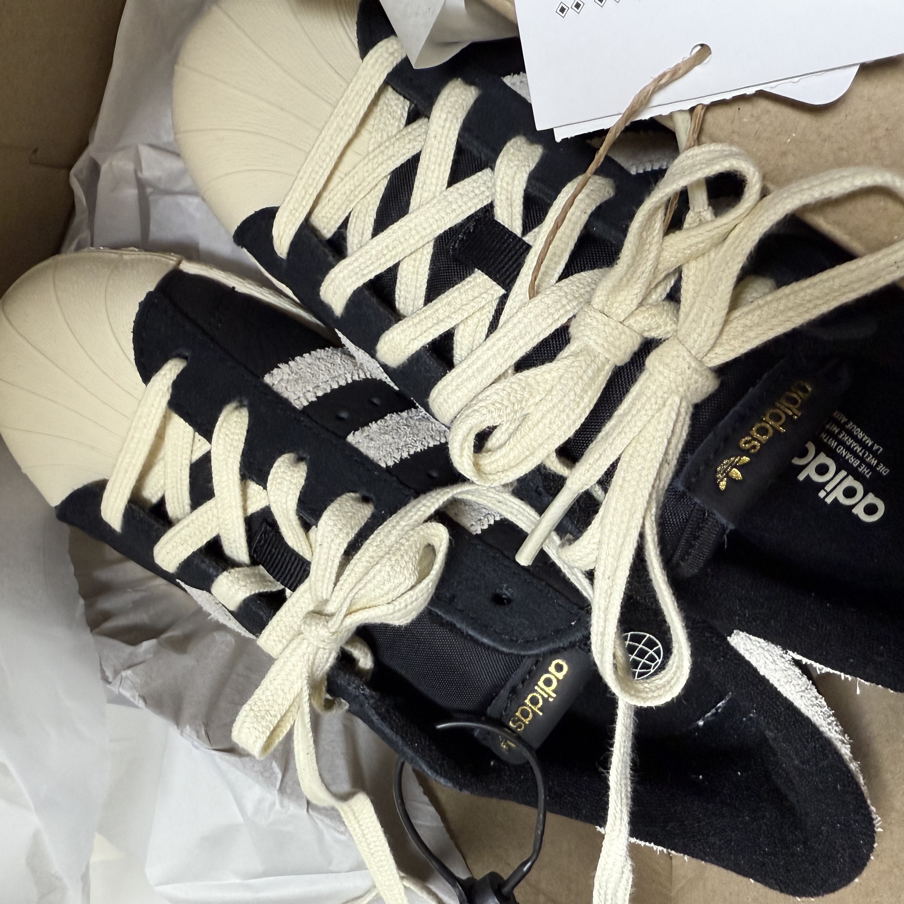Adidas Superstar 82 Black White 착용 스타일 - 1