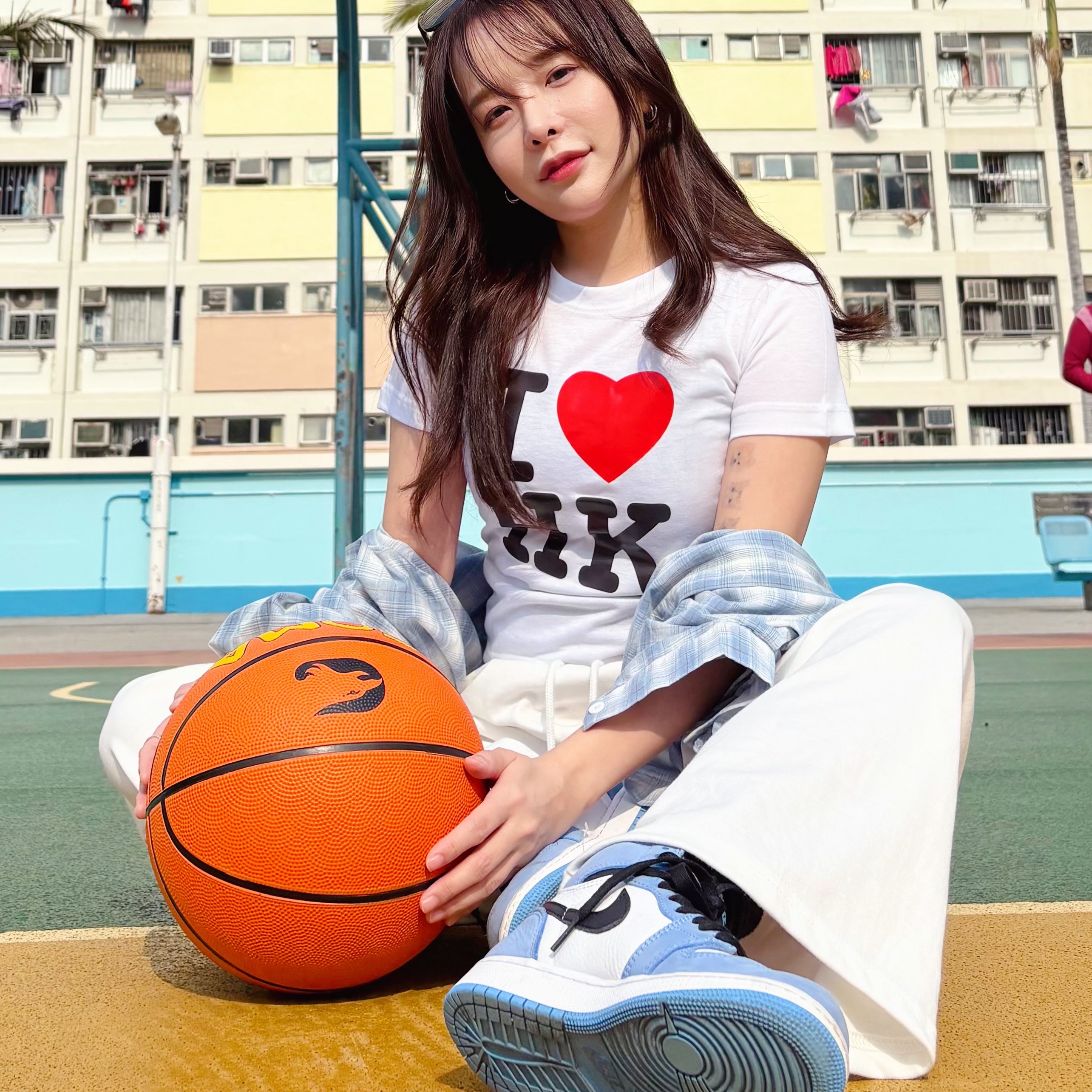 (GS) Jordan 1 Retro High OG University Blue, (W) Miu Miu Logo Sunglasses Slate Gray Lenses 착용 스타일 - 2