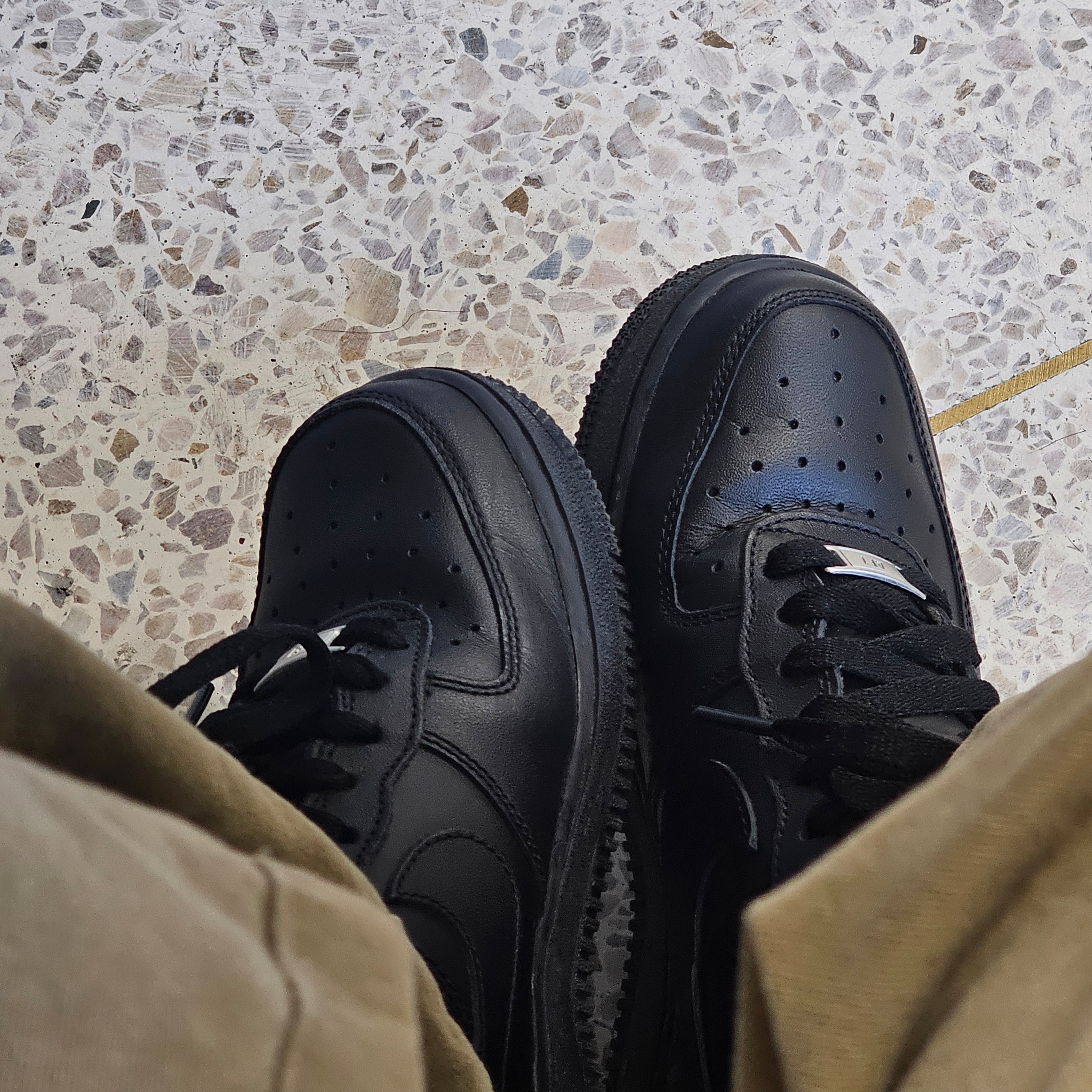 Nike Air Force 1 '07 Low Triple Black 착용 스타일
