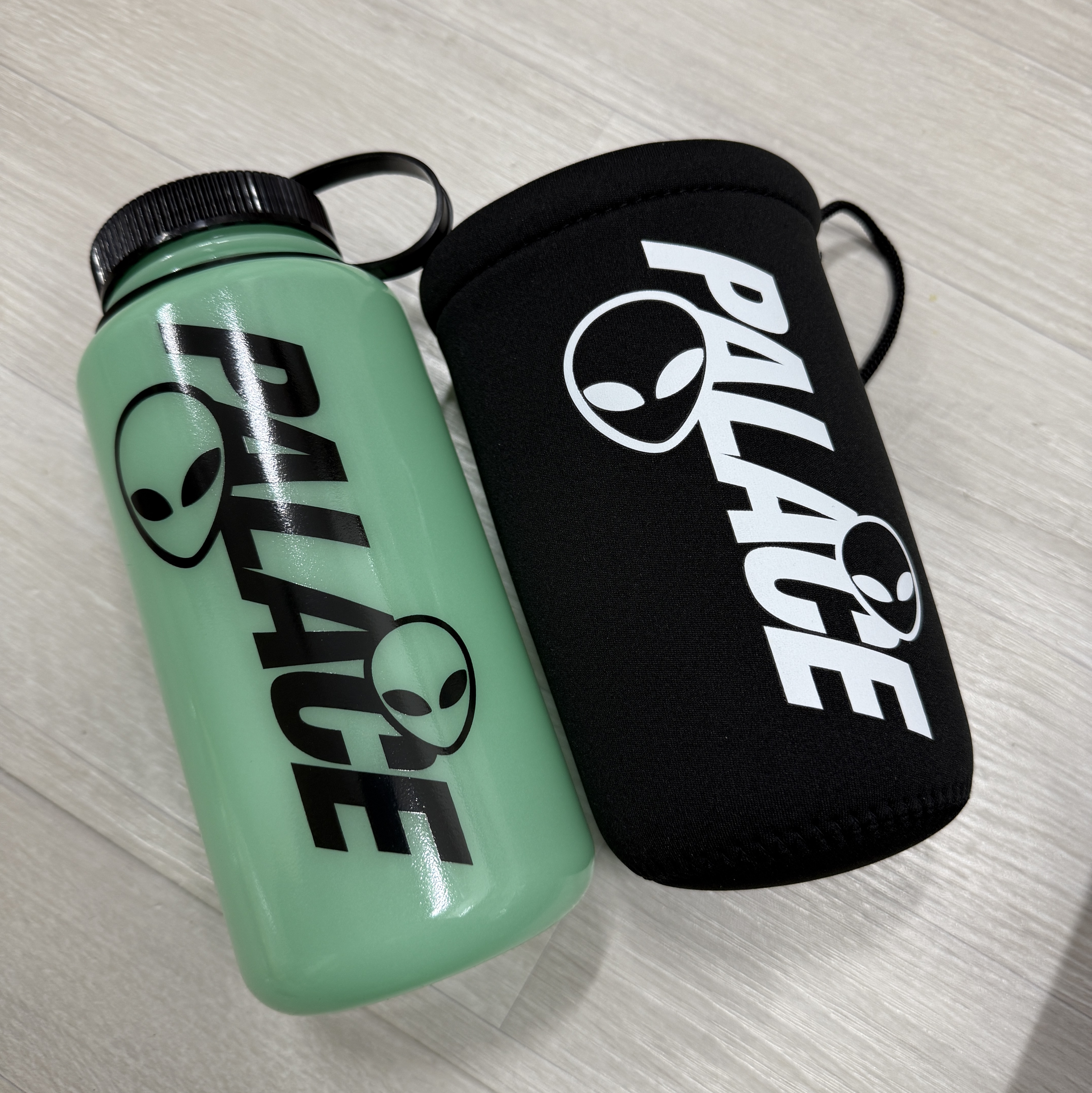 Palace Magsafe Wallet Silver - 25SS, Palace Alien Glow Nalgene Bottle Glow In The Dark - 25SS 착용 스타일 - 2