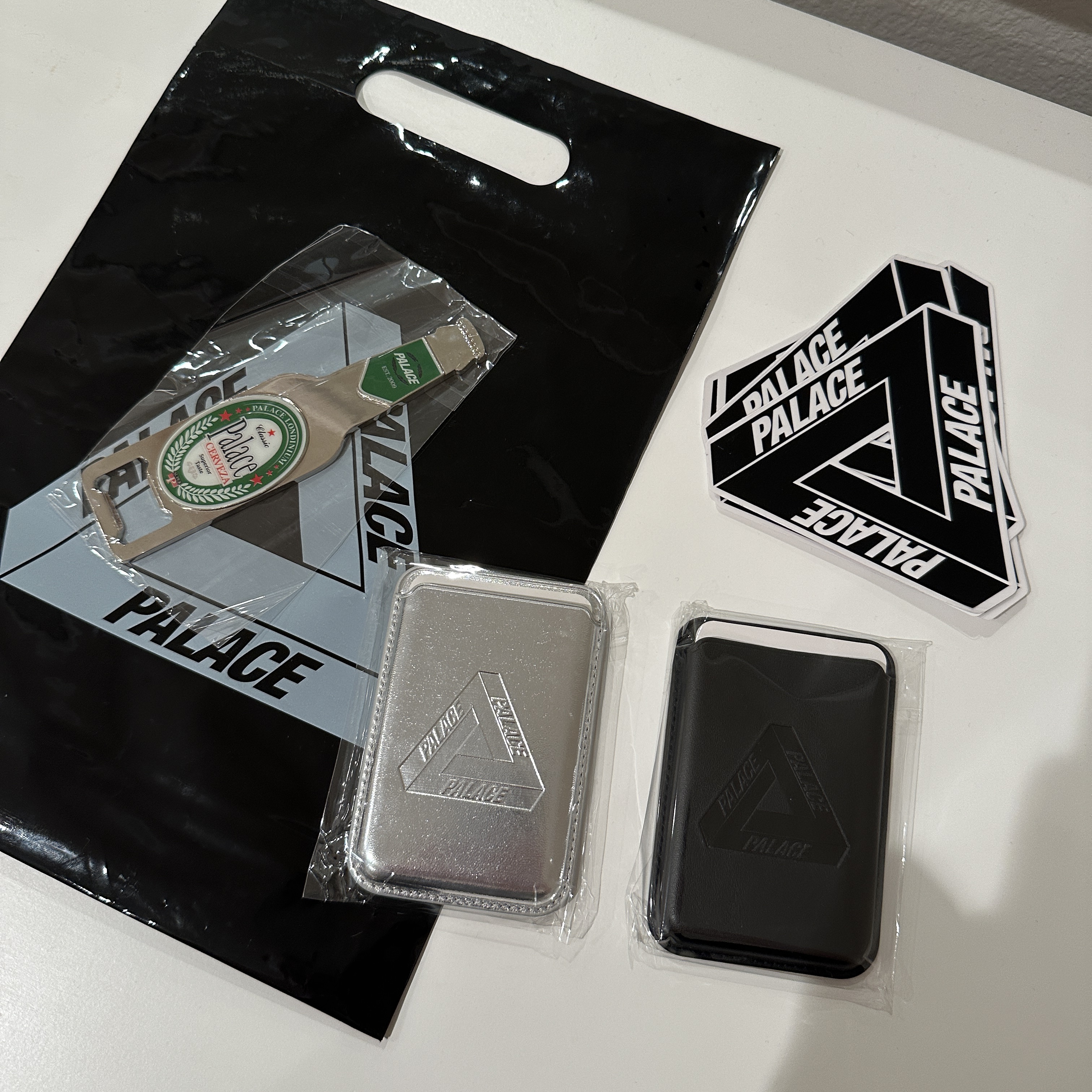 Palace Magsafe Wallet Silver - 25SS, Palace Magsafe Wallet Black - 25SS 착용 스타일