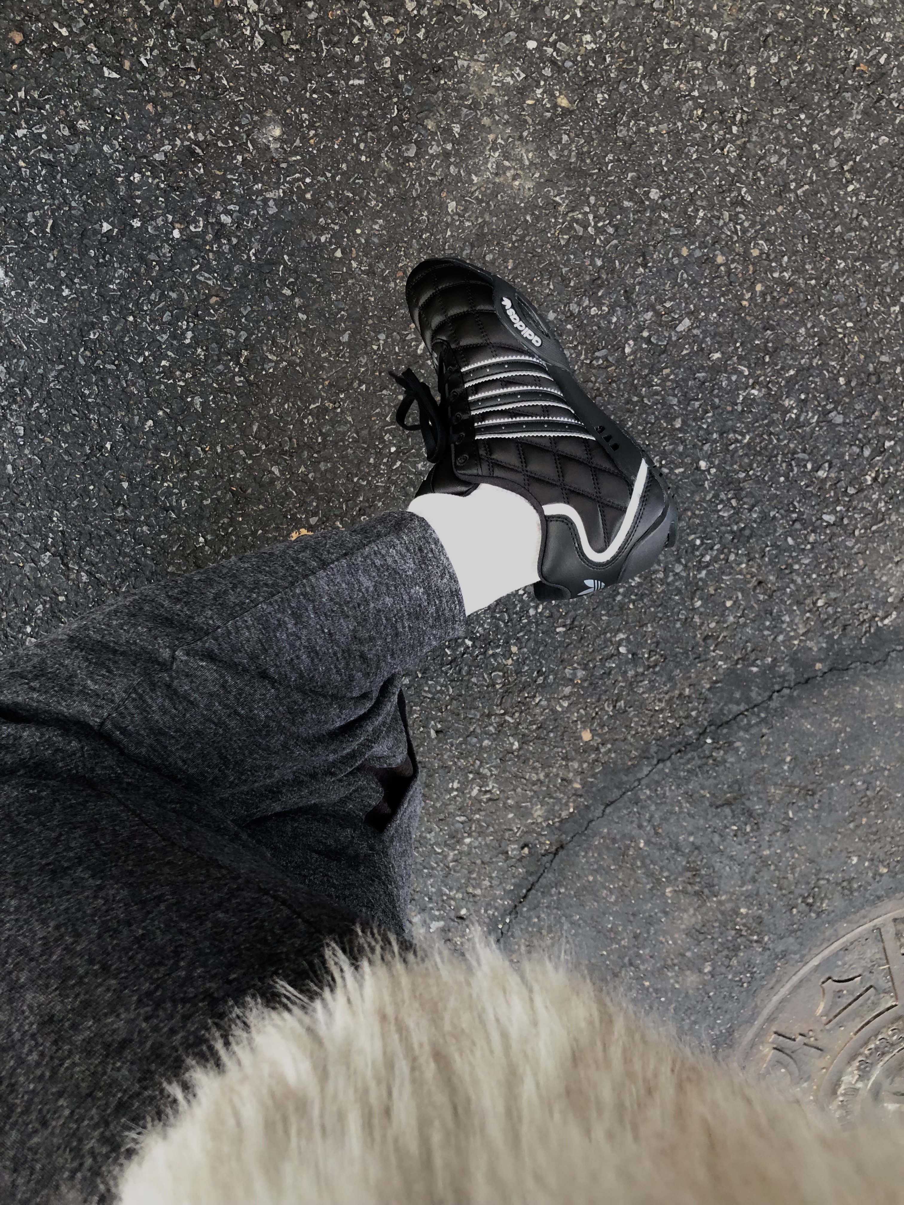 (W) Adidas Adiracer Lo Core Black Silver Metallic 착용 스타일 - 1