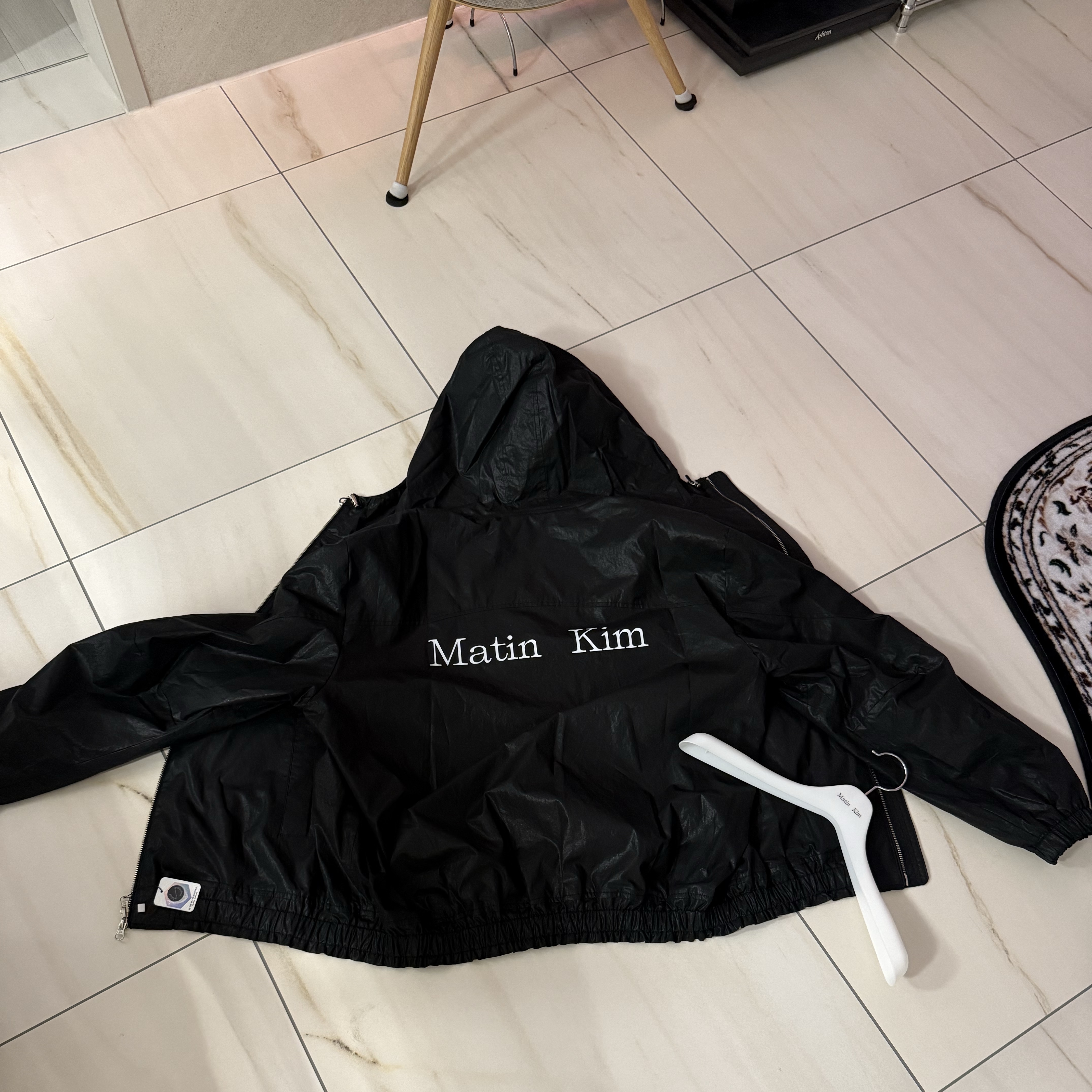 Matin Kim High Neck Coating Hoody Jumper Black 착용 스타일