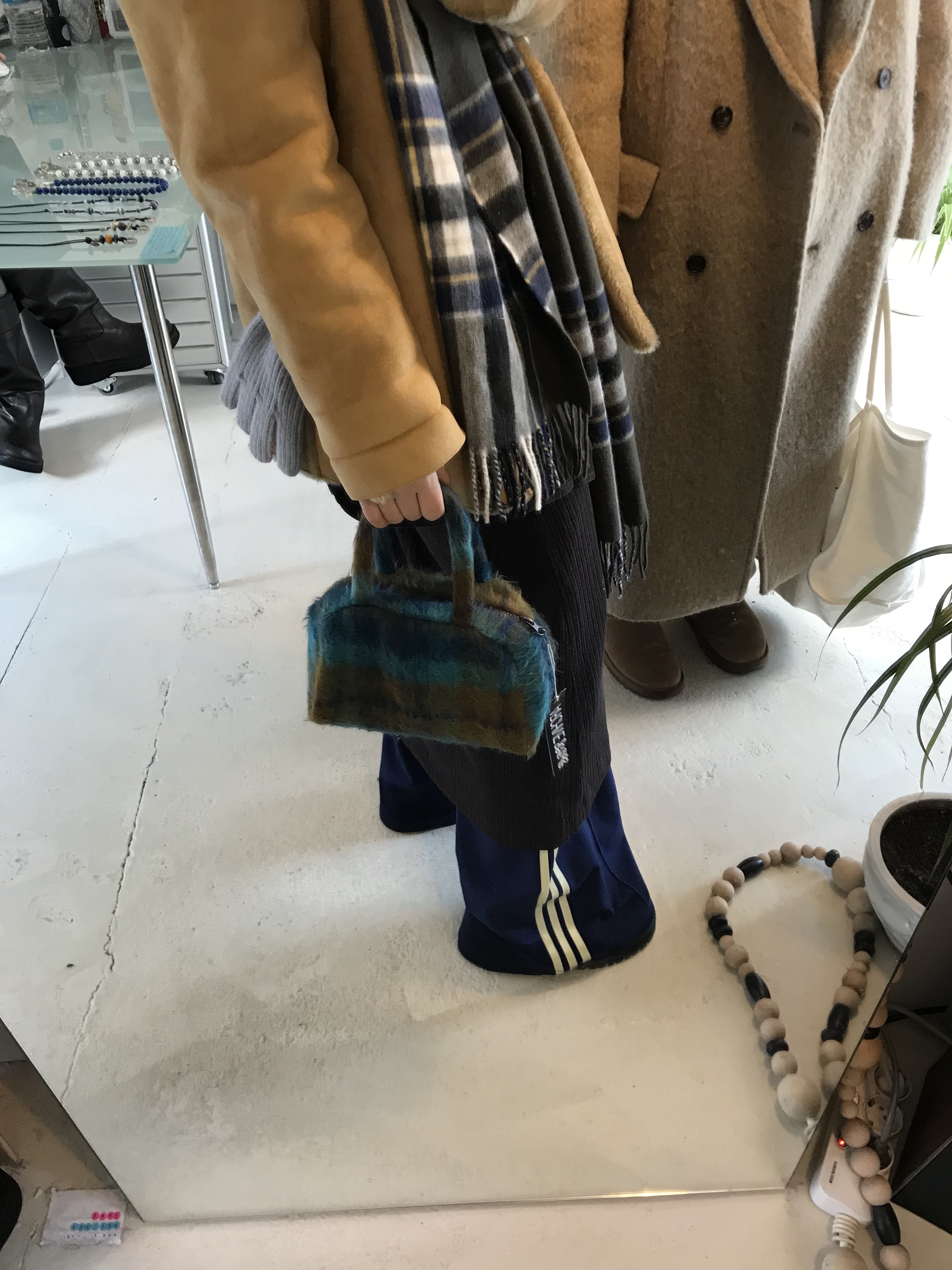 (W) 아디다스 오리지널스 파이어버드 루즈 트랙 팬츠 다크 블루 - US 사이즈, 닥터마틴 1461 벡스 블랙 착용 스타일 - 3
