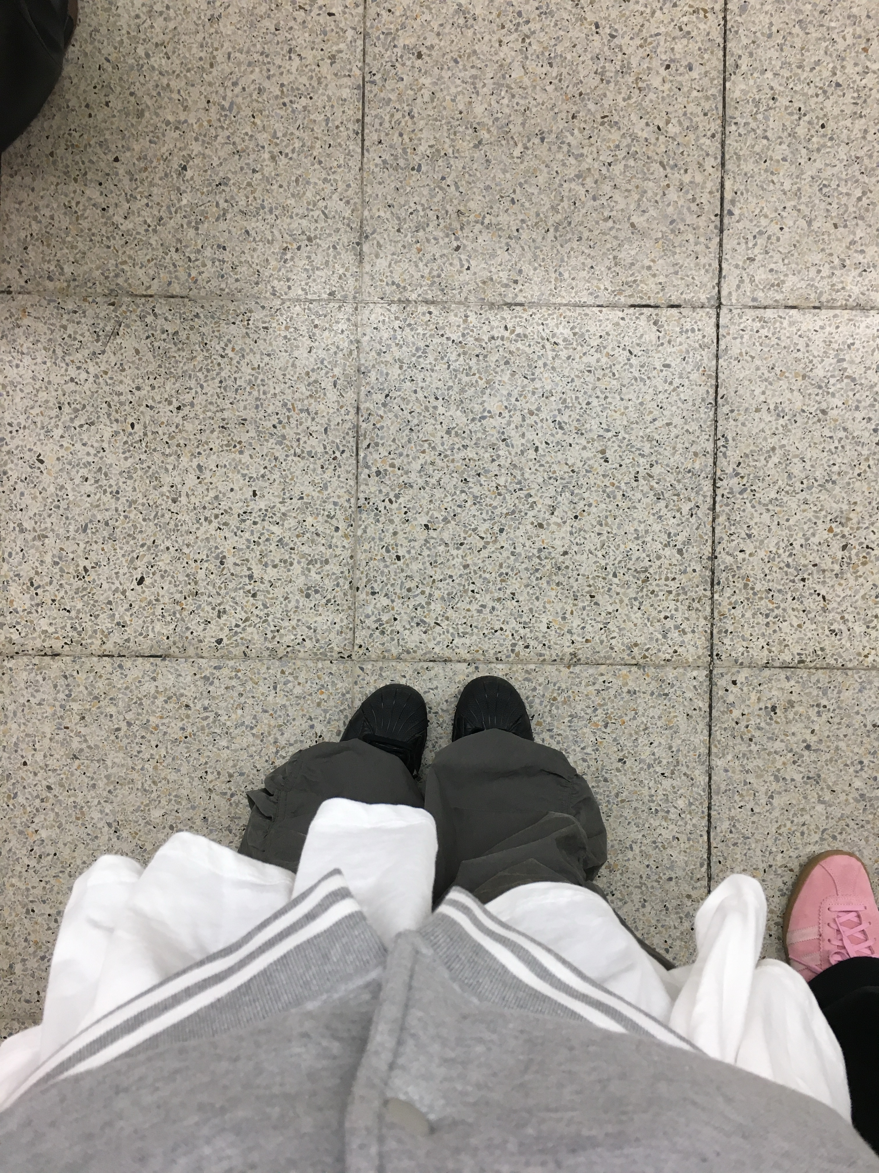 Adidas Superstar Core Black White 착용 스타일 - 2