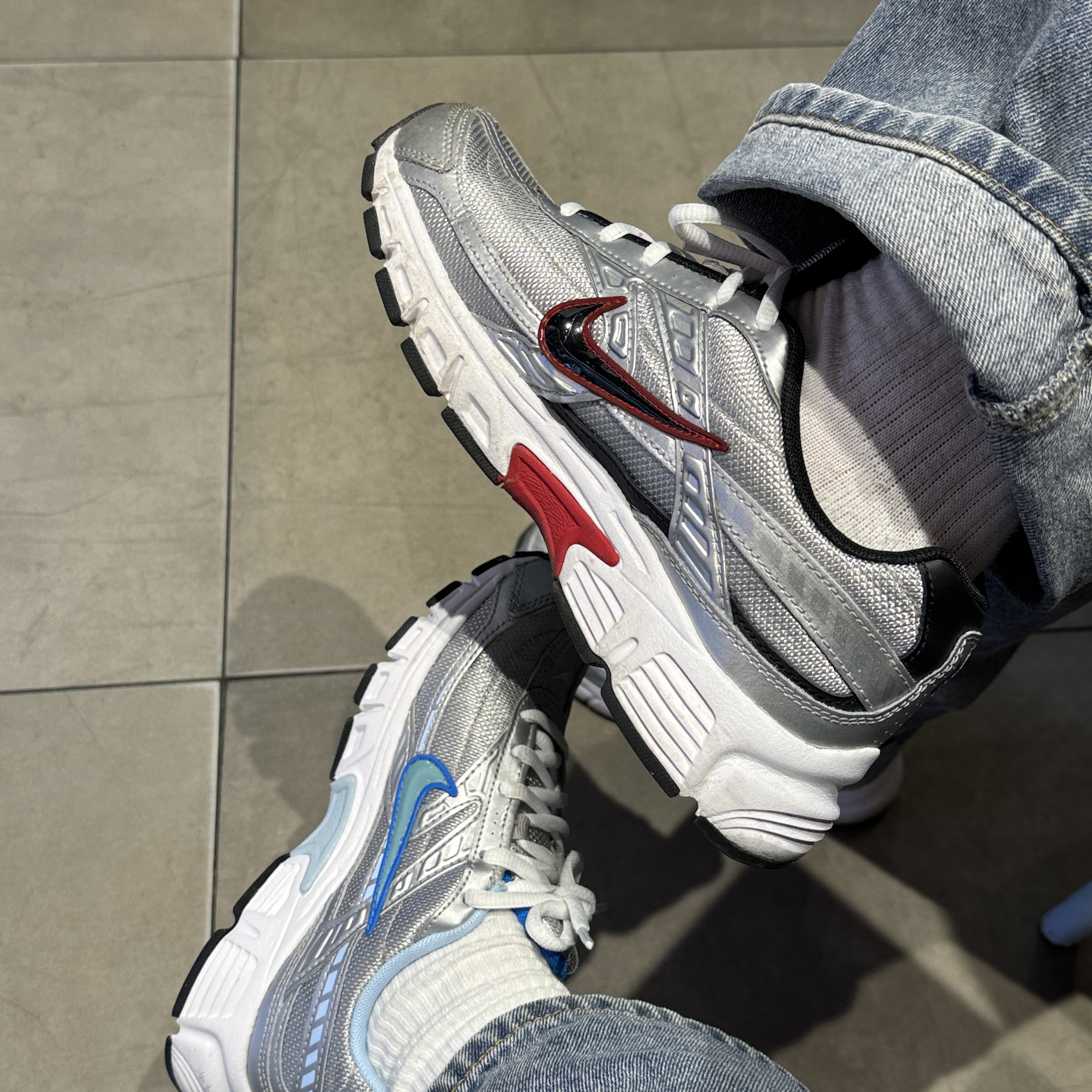 (W) Nike Initiator Metallic Silver Ice Blue, Nike Initiator Metallic Silver Black 착용 스타일 - 1