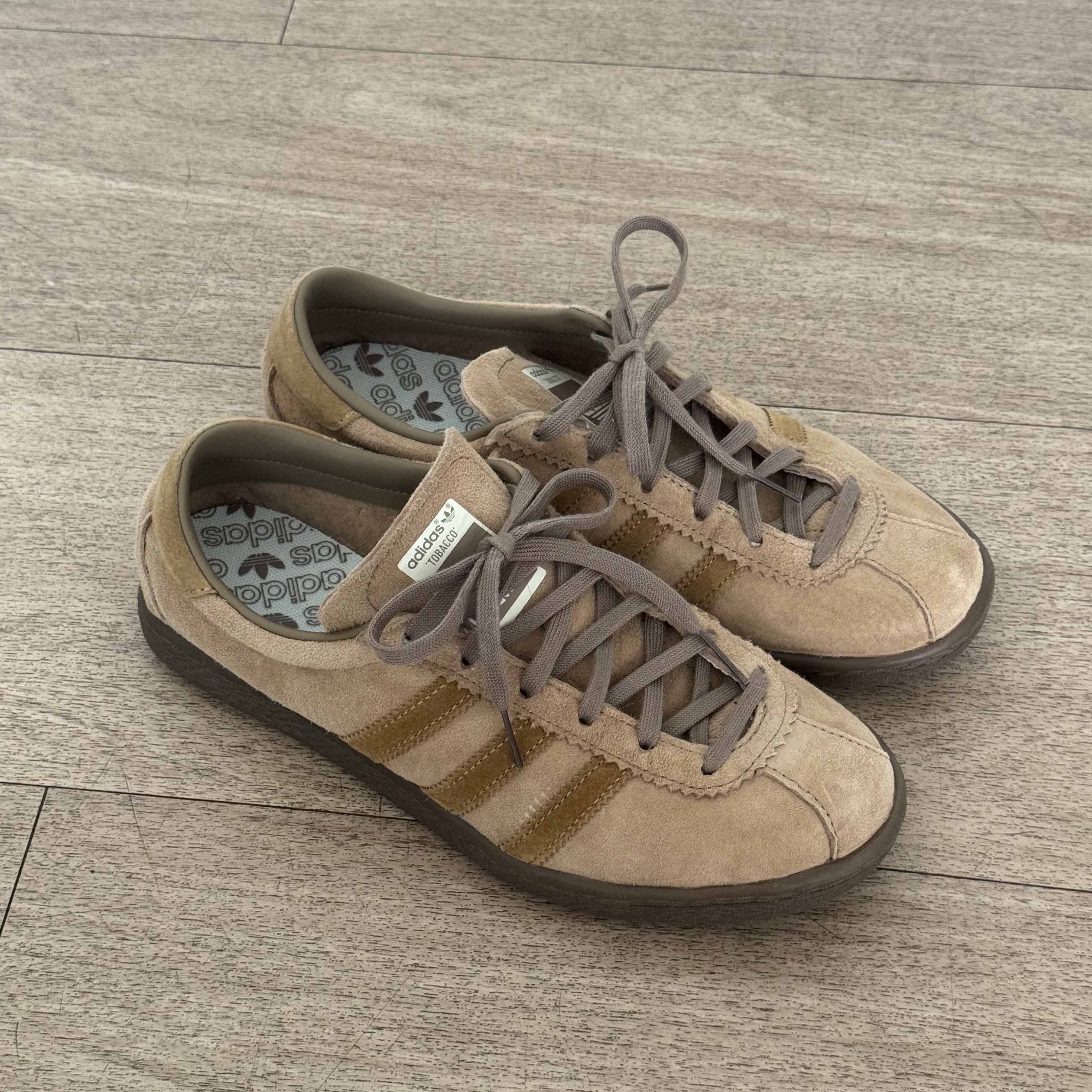 Adidas Tobacco Pantone Mesa 착용 스타일