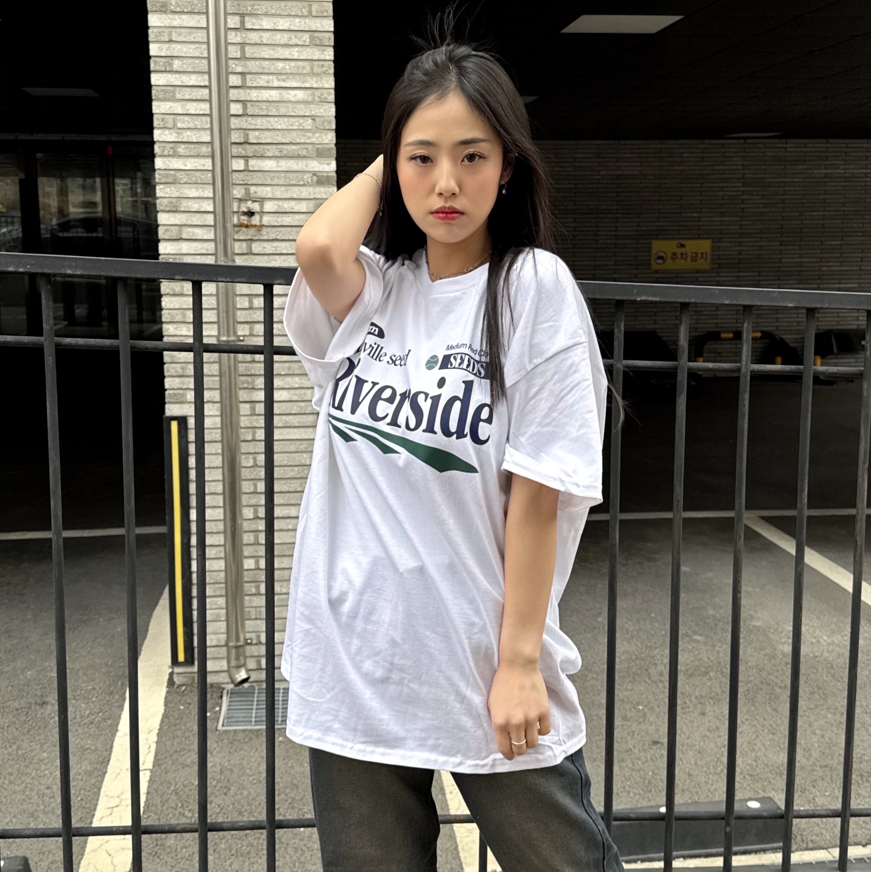 Gildan X EMEM Riverside T-Shirt White 착용 스타일 - 4