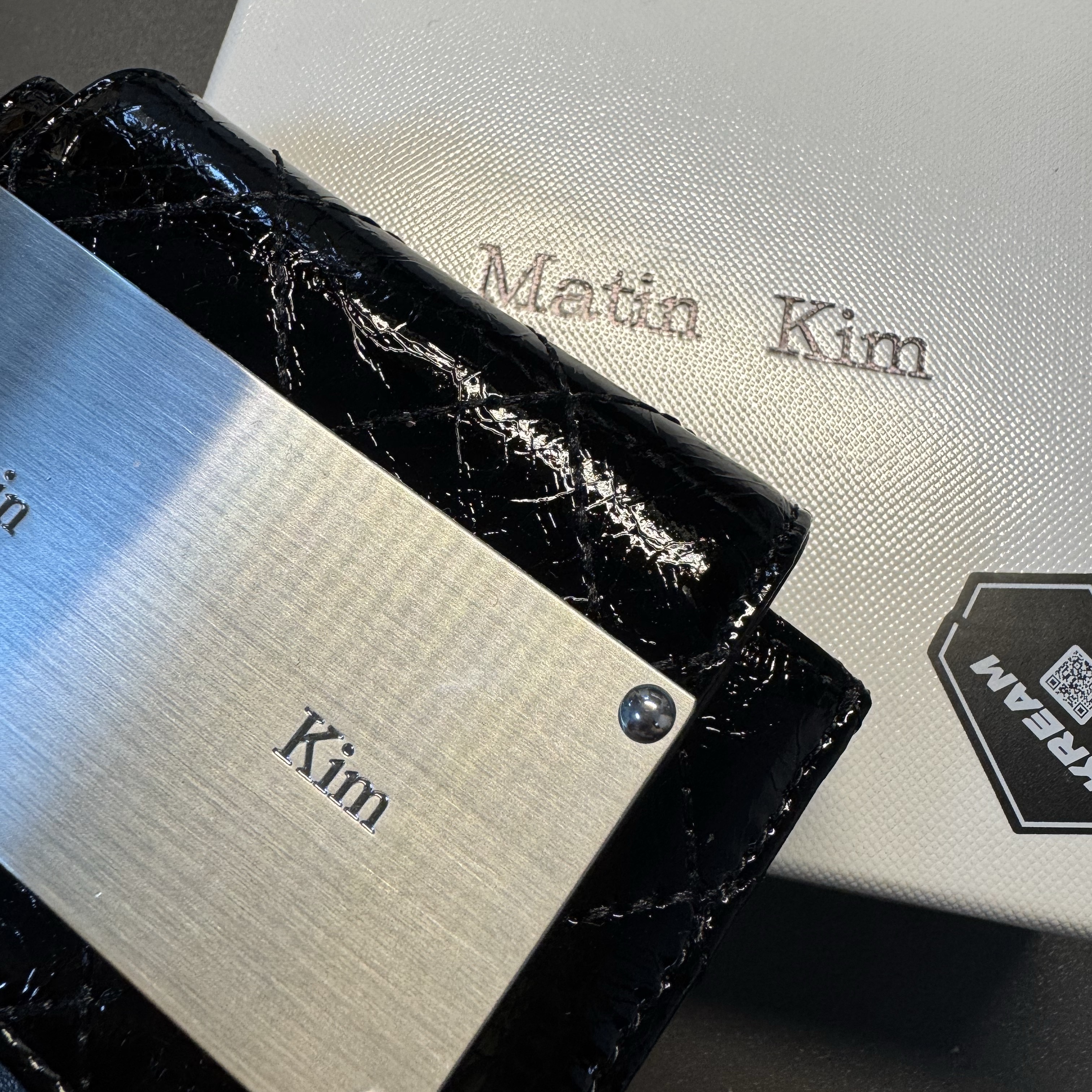 Matin Kim Quilting Accordion Wallet Black 착용 스타일