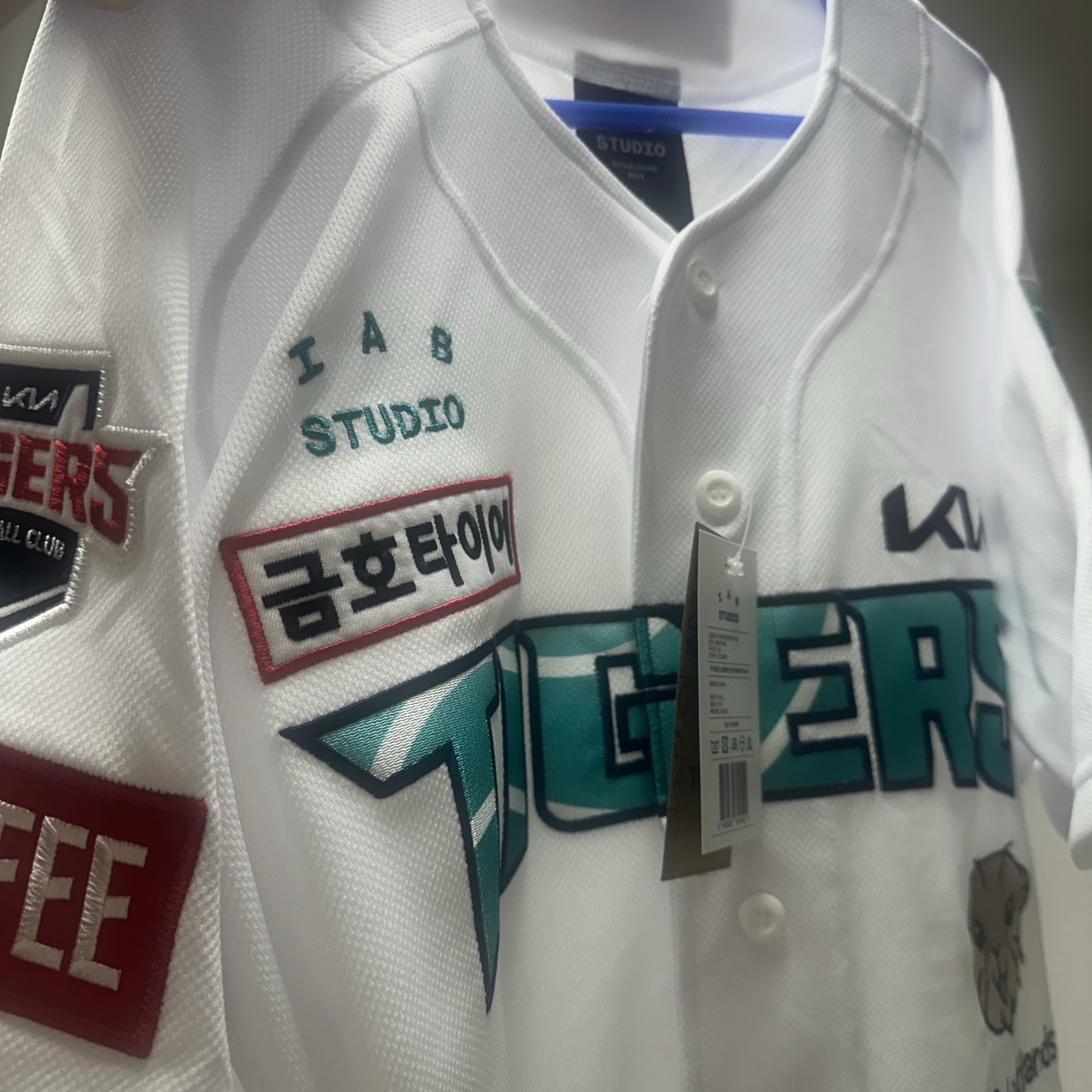 Kia Tigers x IAB Studio 24 Authentic Ramsar Uniform White (Non Marking Ver.) 착용 스타일