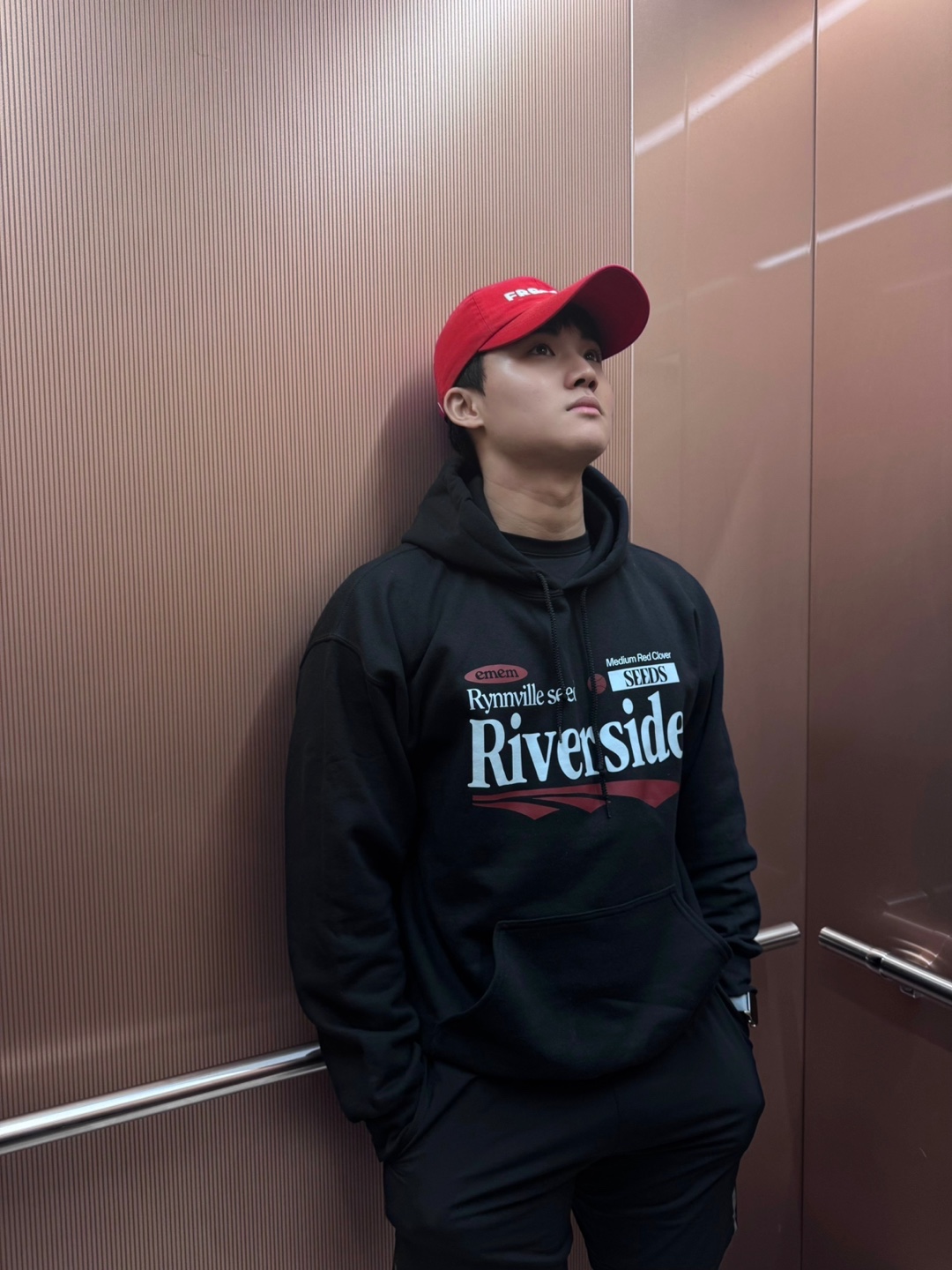 Gildan X EMEM Riverside Hoodie Black 착용 스타일 - 1