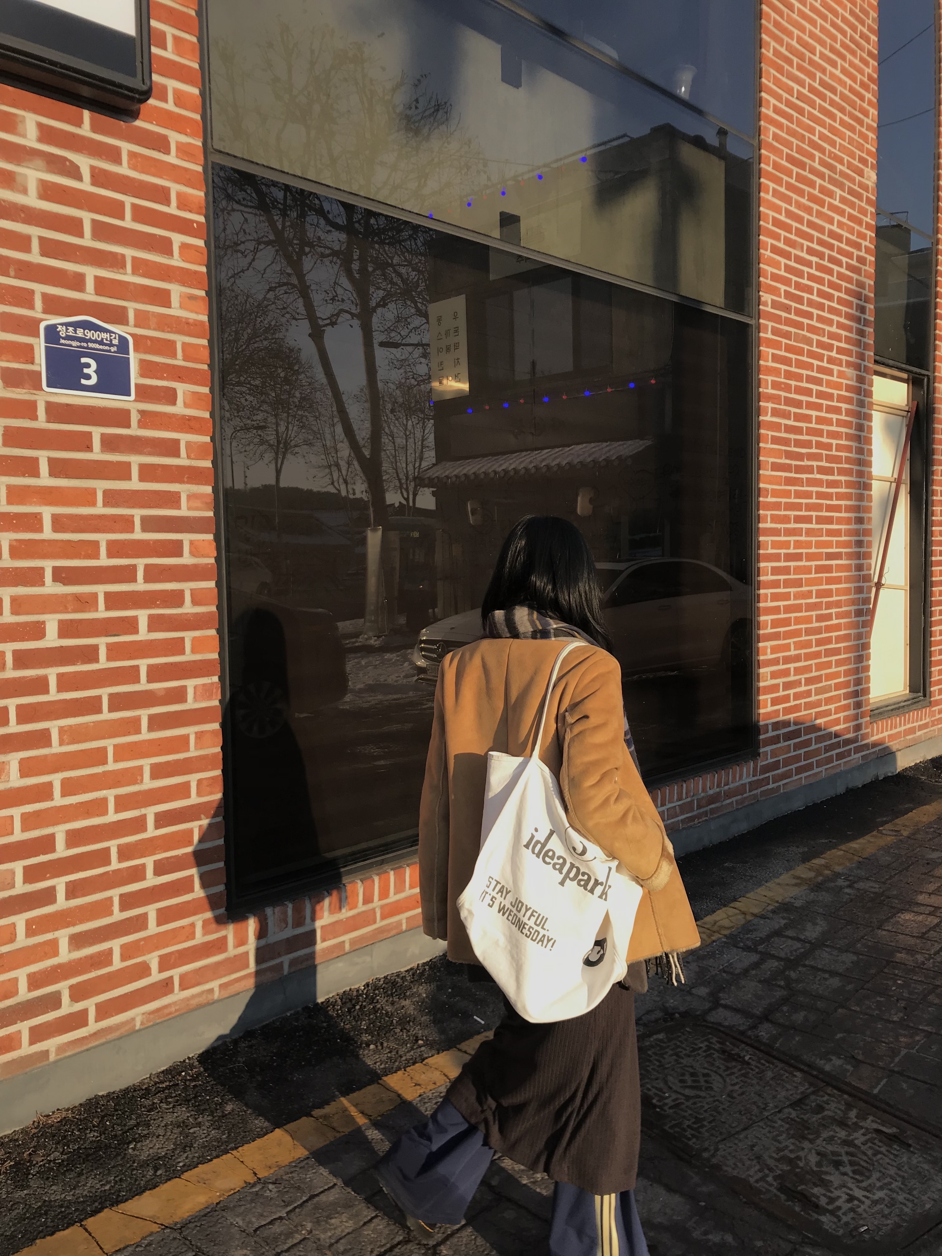 (W) 아디다스 오리지널스 파이어버드 루즈 트랙 팬츠 다크 블루 - US 사이즈, 닥터마틴 1461 벡스 블랙 착용 스타일 - 4