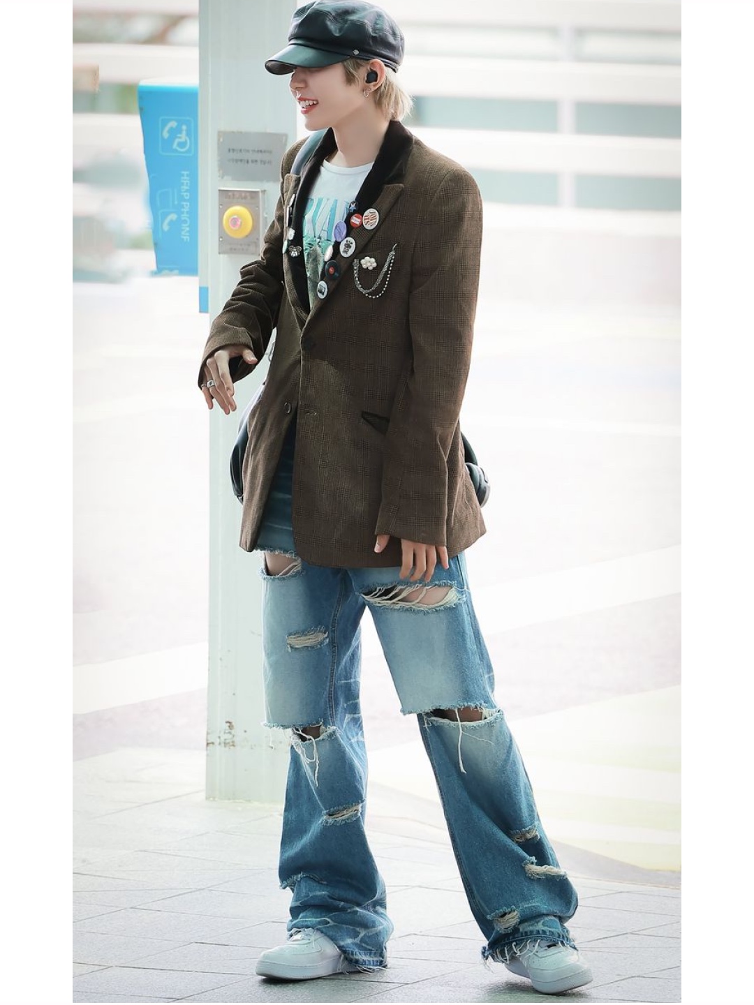 Saint Laurent Opyum Ysl Crocodile Brooch in Gold Brass Gold, Chanel Camellia Brooch Wool Tweed & Pink 착용 스타일 - 6