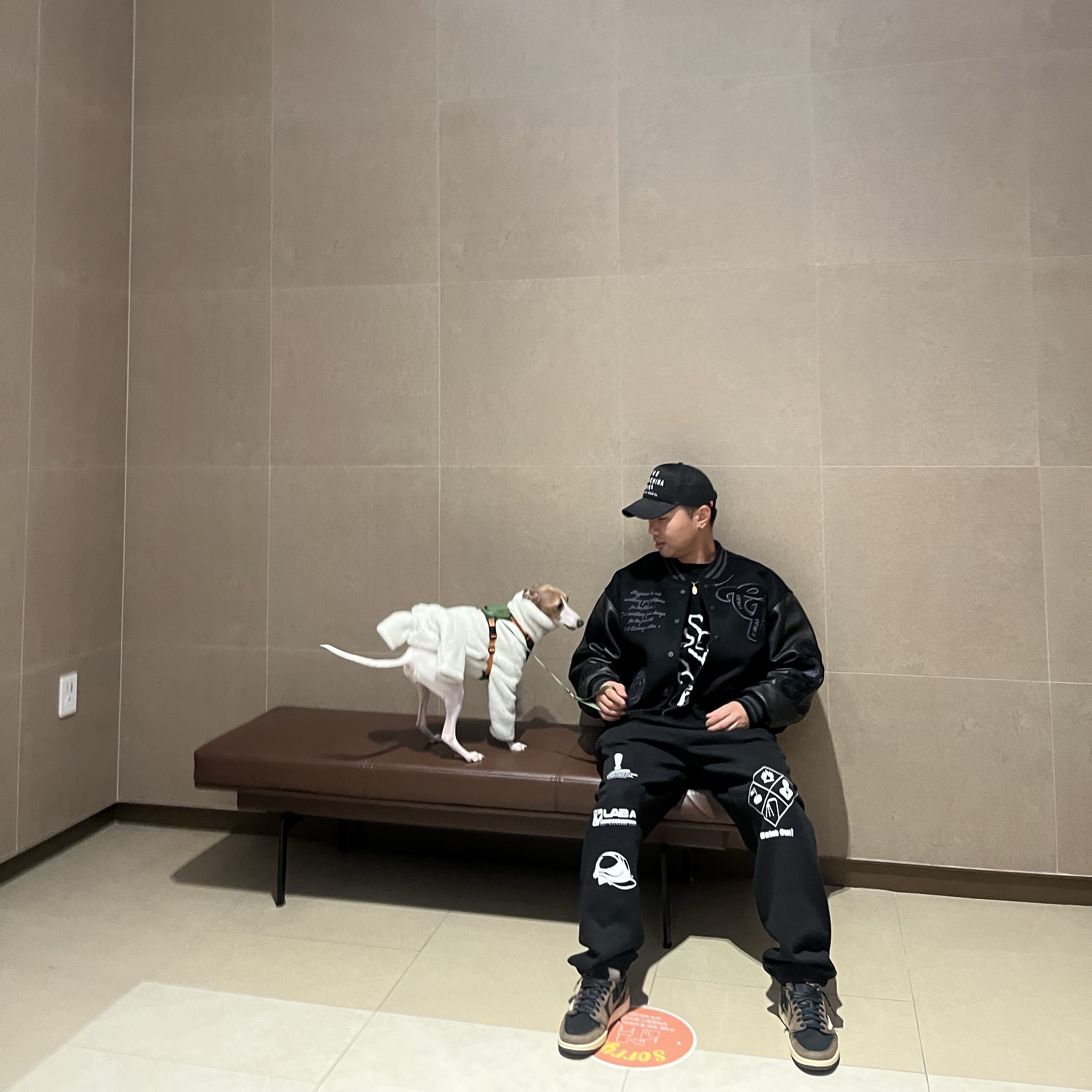 데우스 엑스 마키나 베니스 어드레스 트러커 캡 블랙, 조던 1 x 트래비스 스캇 레트로 로우 OG SP 모카 착용 스타일 - 2