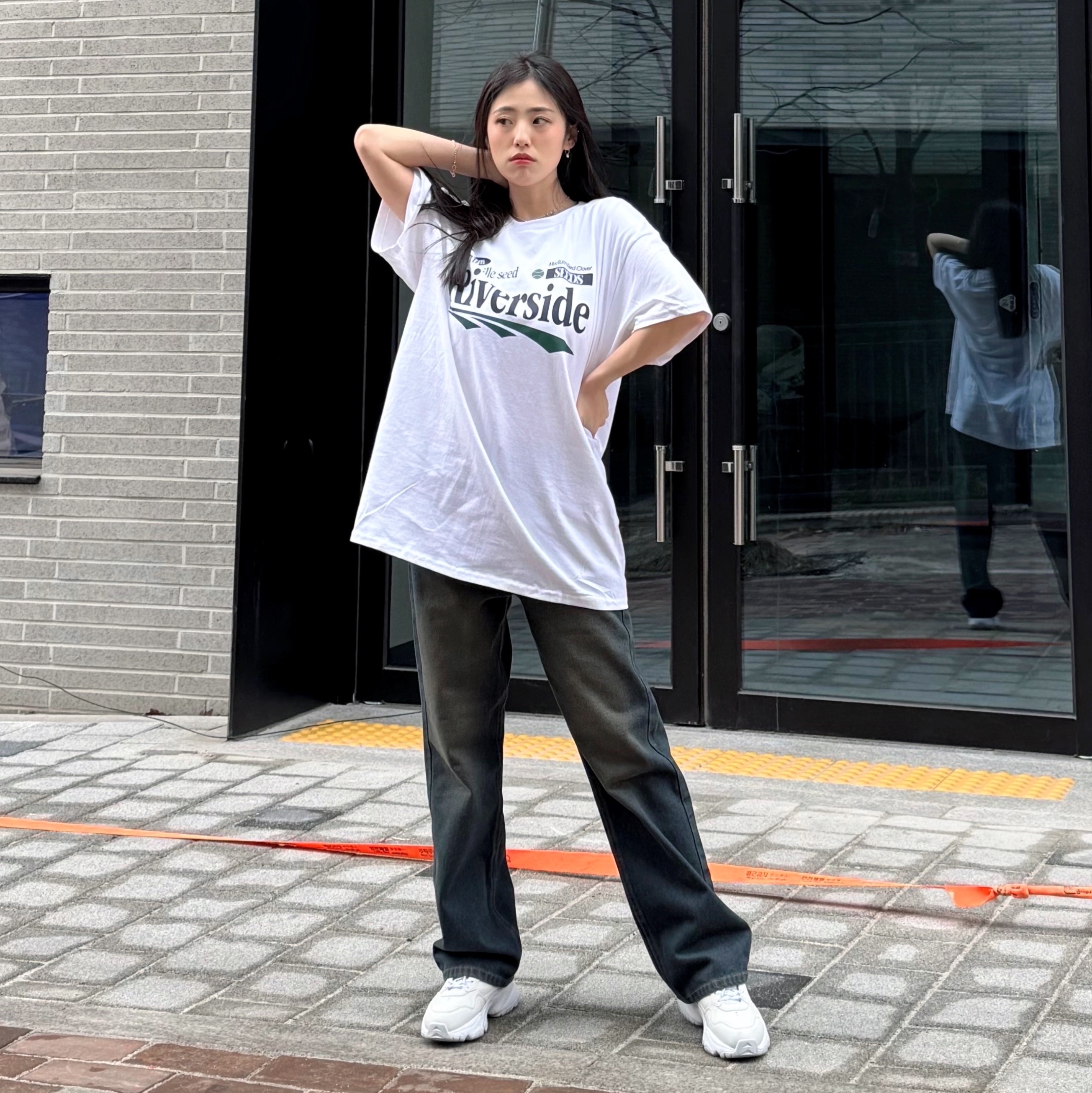Gildan X EMEM Riverside T-Shirt White 착용 스타일 - 3