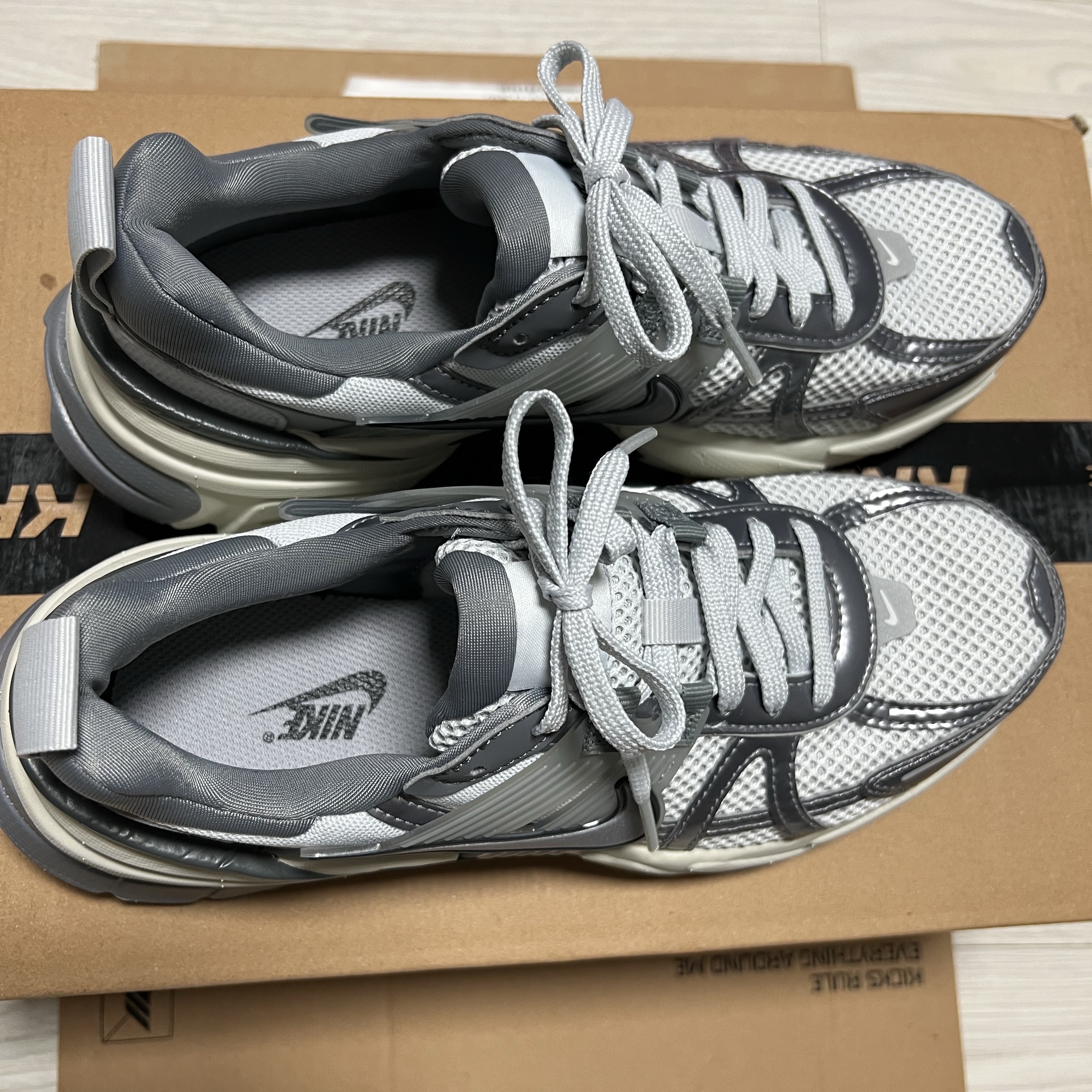 Nike V2K Run Pure Platinum Wolf Grey 착용 스타일 - 1