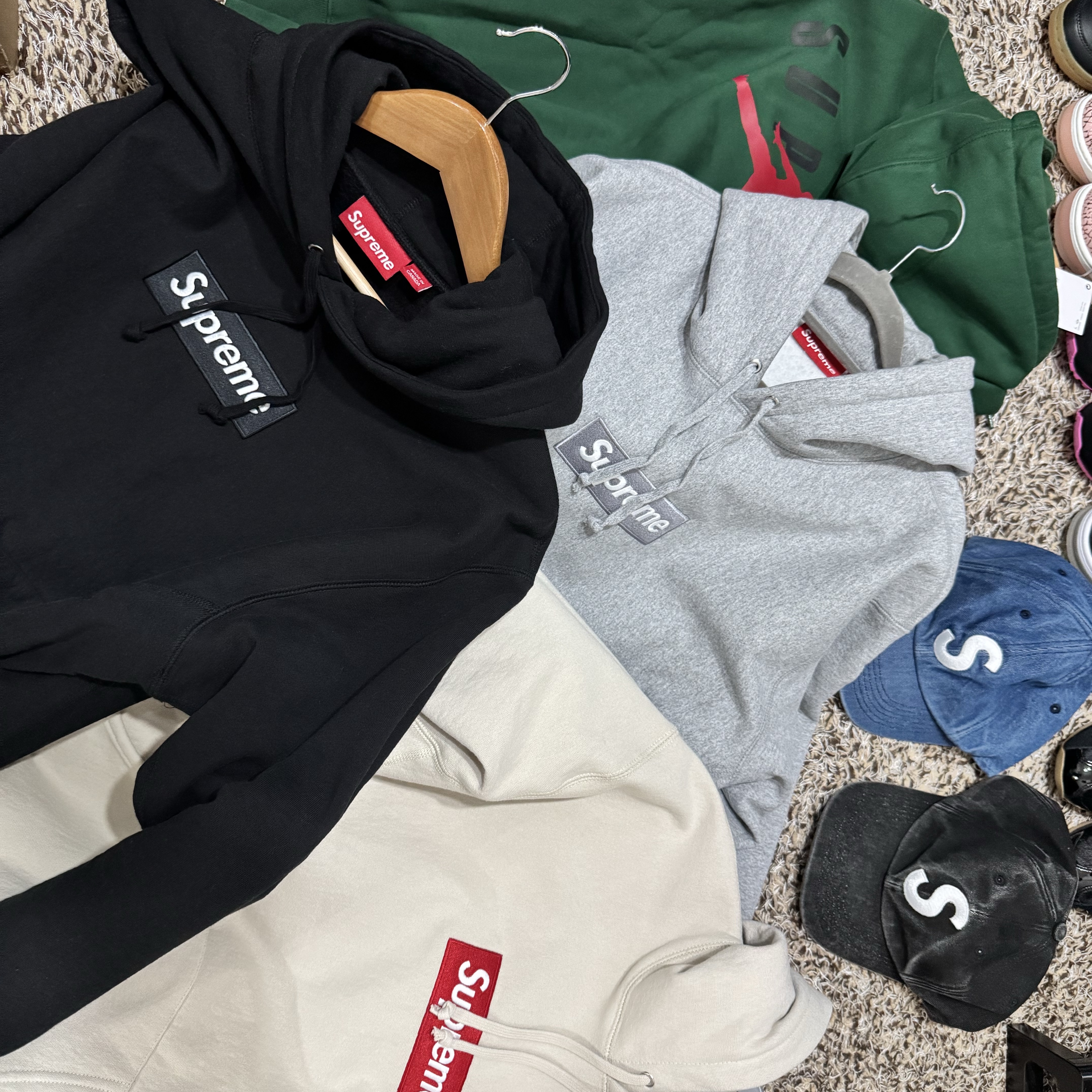 Supreme Box Logo Hooded Sweatshirt Stone - 24FW, Supreme x Jordan Hooded Sweatshirt Green - 24FW 착용 스타일