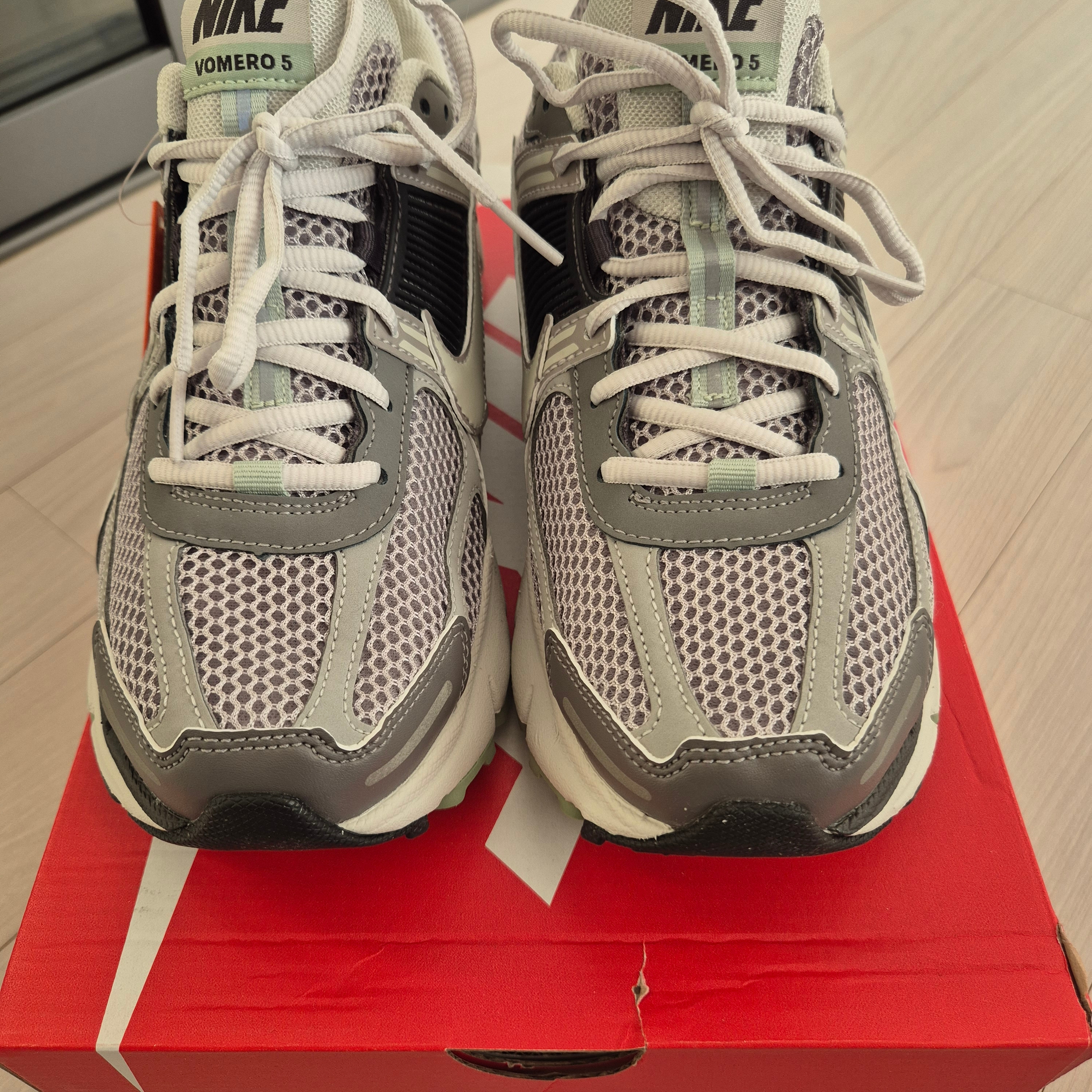 (W) Nike Zoom Vomero 5 Cobblestone and Flat Pewter 착용 스타일 - 1