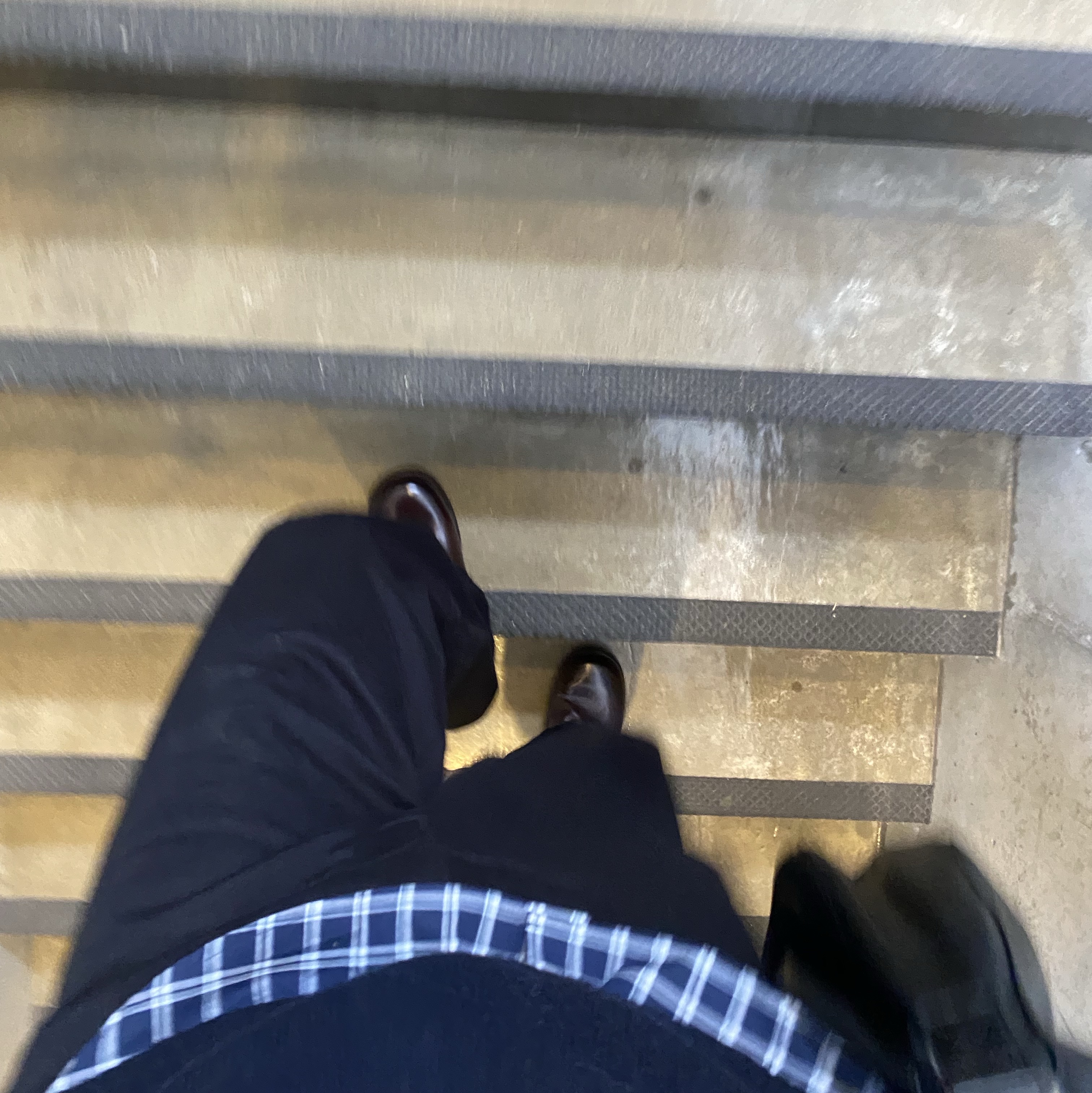 Uniqlo U Wide FIt Chino Pants Black, Yase Wooden Horsehide Derby Shoes Brown 착용 스타일 - 2