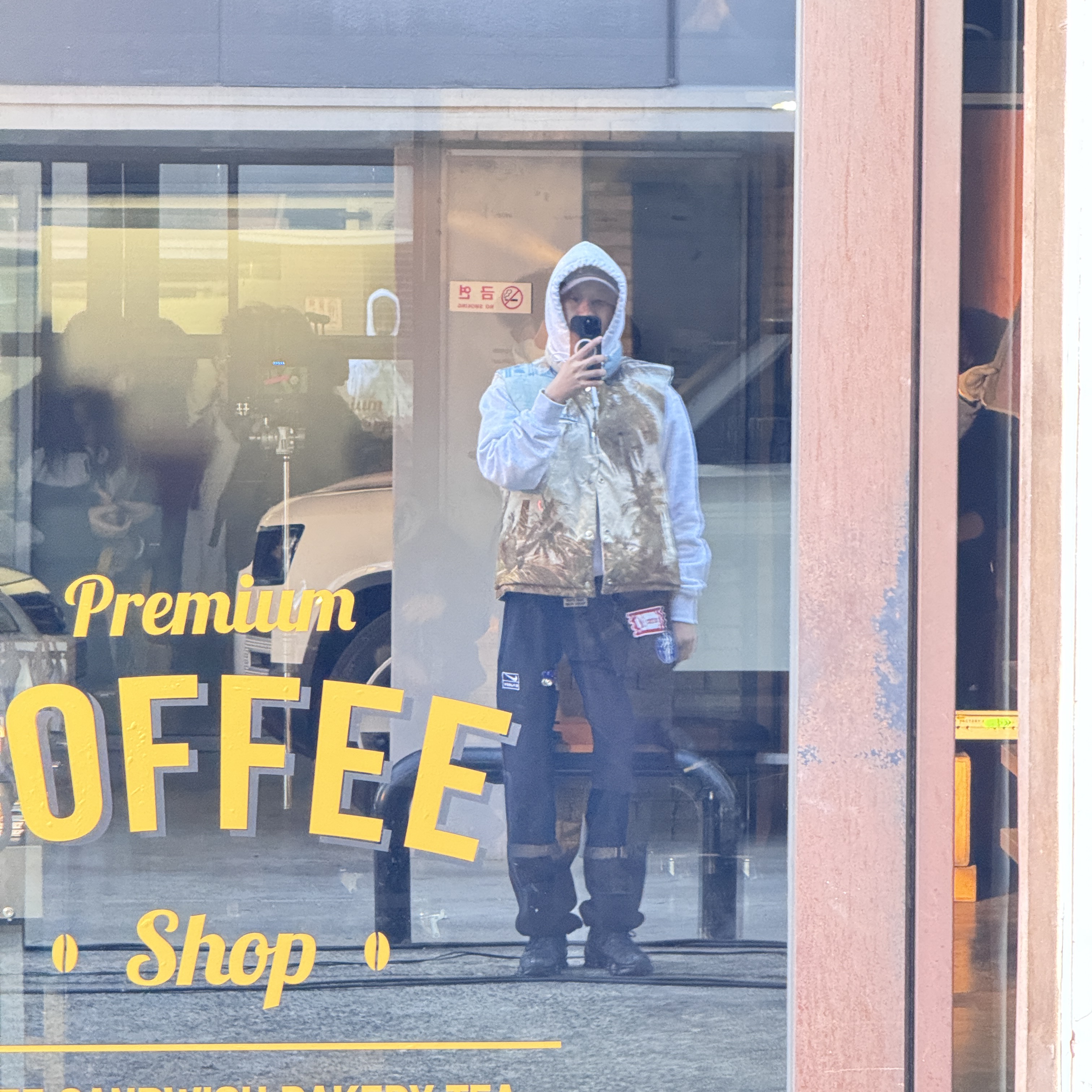 Stussy Peter Sutherland Reversible Down Vest Bone, Hoka x Satisfy Mafate Speed 4 Lite Coffee 착용 스타일 - 9