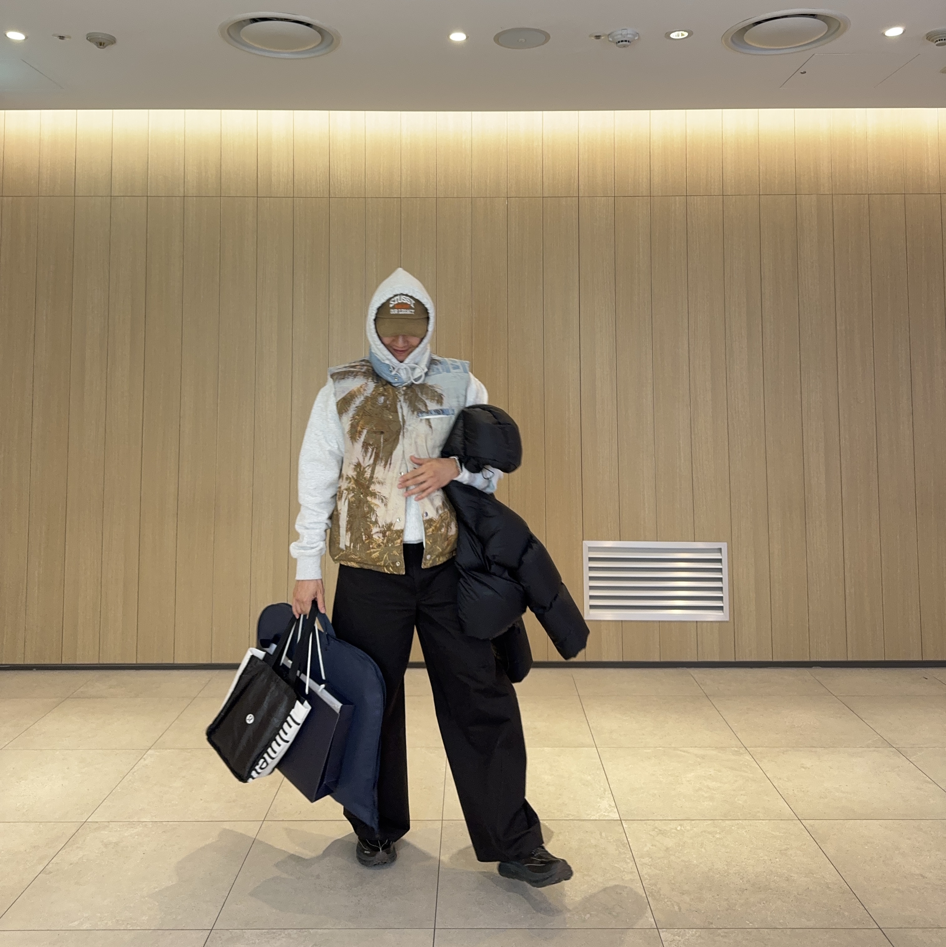 Stussy Peter Sutherland Reversible Down Vest Bone, Hoka x Satisfy Mafate Speed 4 Lite Coffee 착용 스타일 - 1