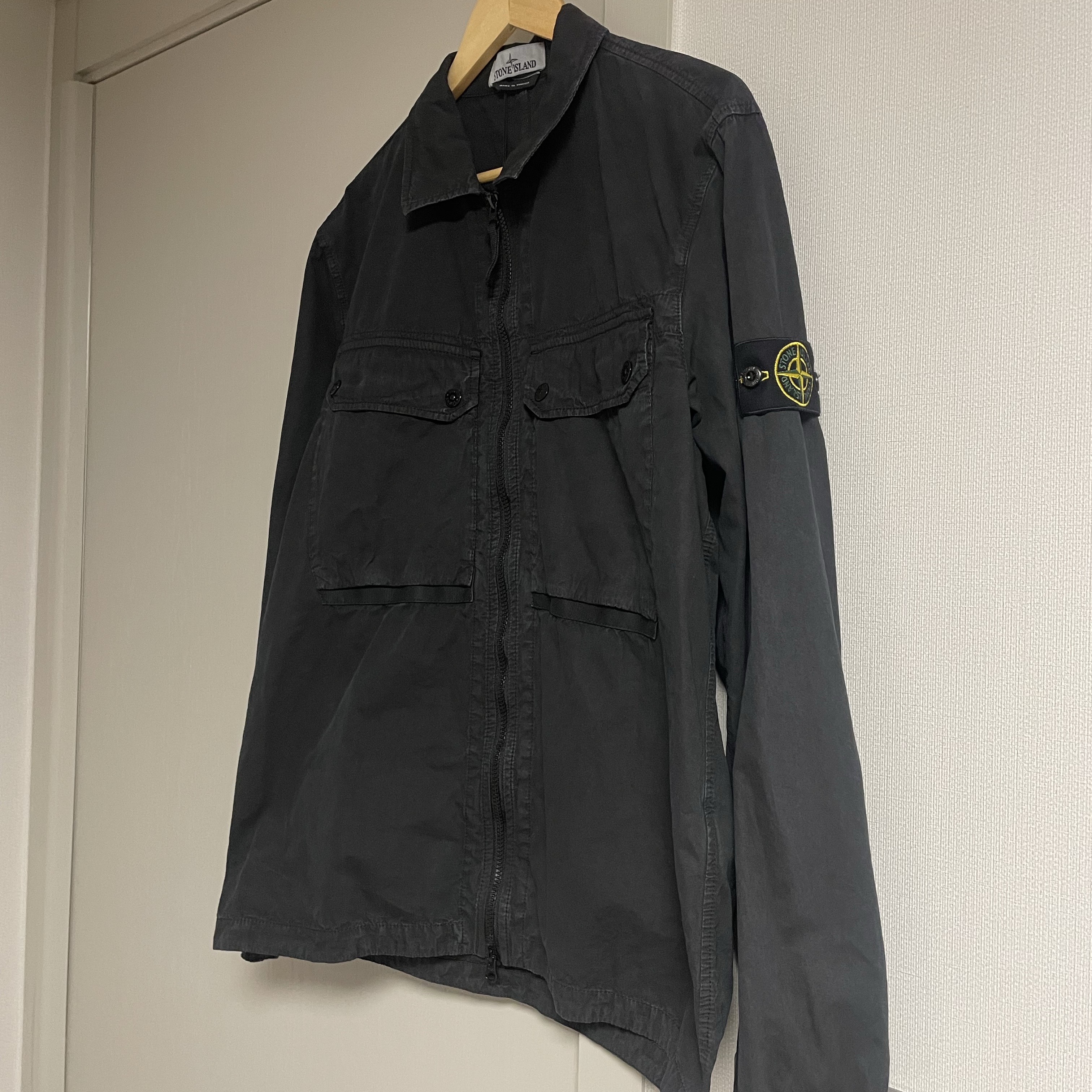 스톤 아일랜드 102WN 브러쉬드 오가닉 코튼 오버셔츠 블랙 - 23FW 착용 스타일