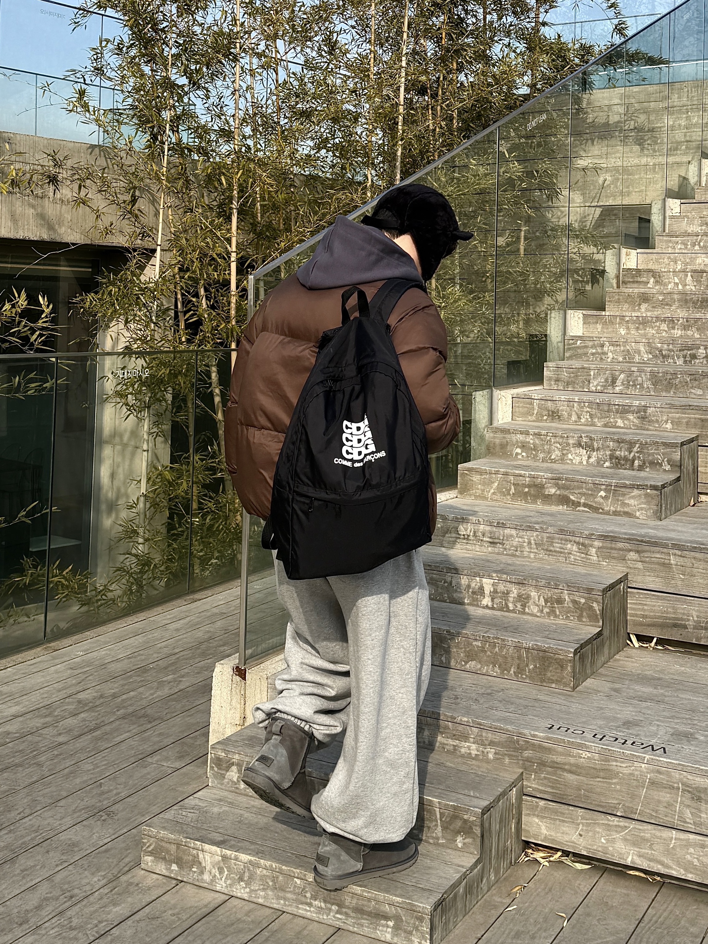 CDG Backpack Black, (W) UGG Classic Mini II Boots Grey 착용 스타일 - 1