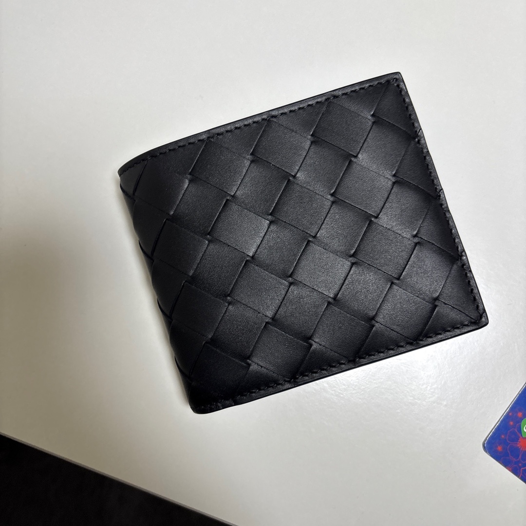 Bottega Veneta Bi-Fold Wallet Black 착용 스타일