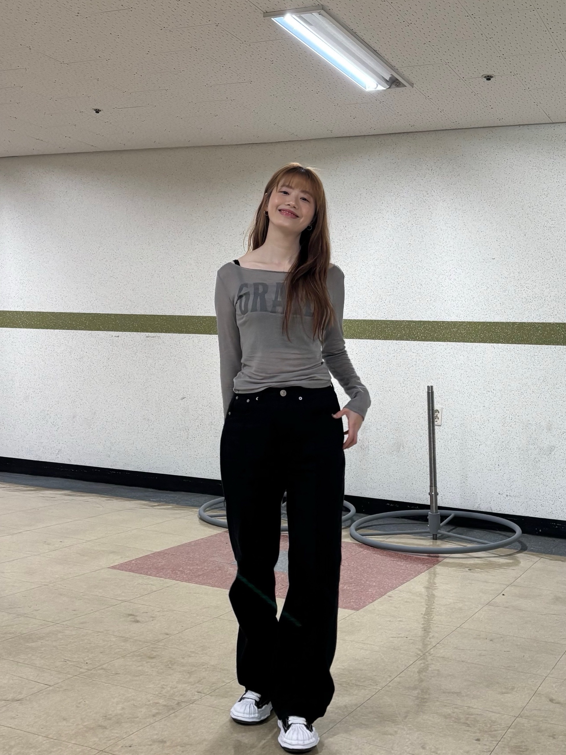 메종 미하라 야스히로 블레이키 OG 솔 캔버스 로우탑 스니커즈 블랙 화이트 착용 스타일 - 2