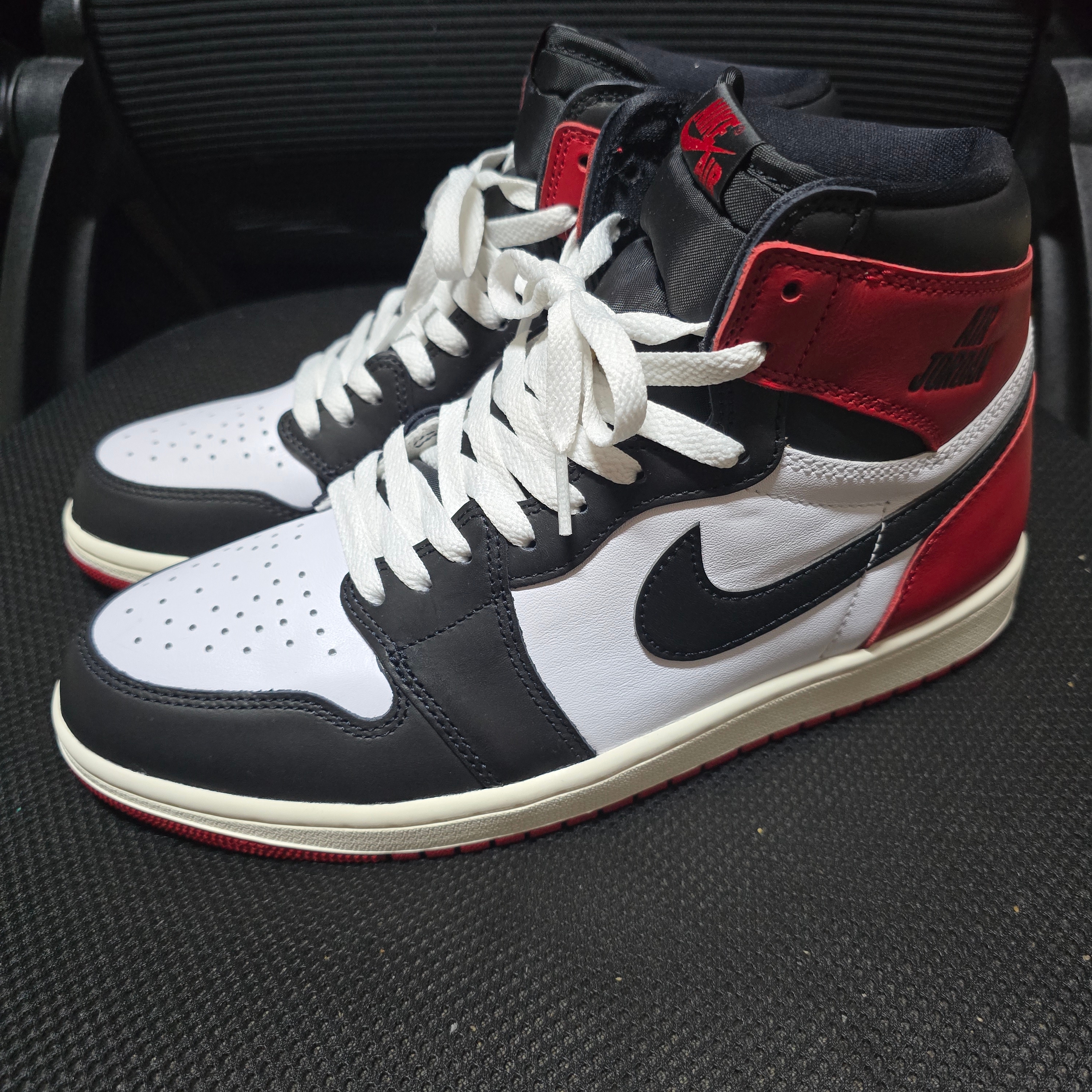 Jordan 1 Retro High OG Black Toe 착용 스타일 - 1