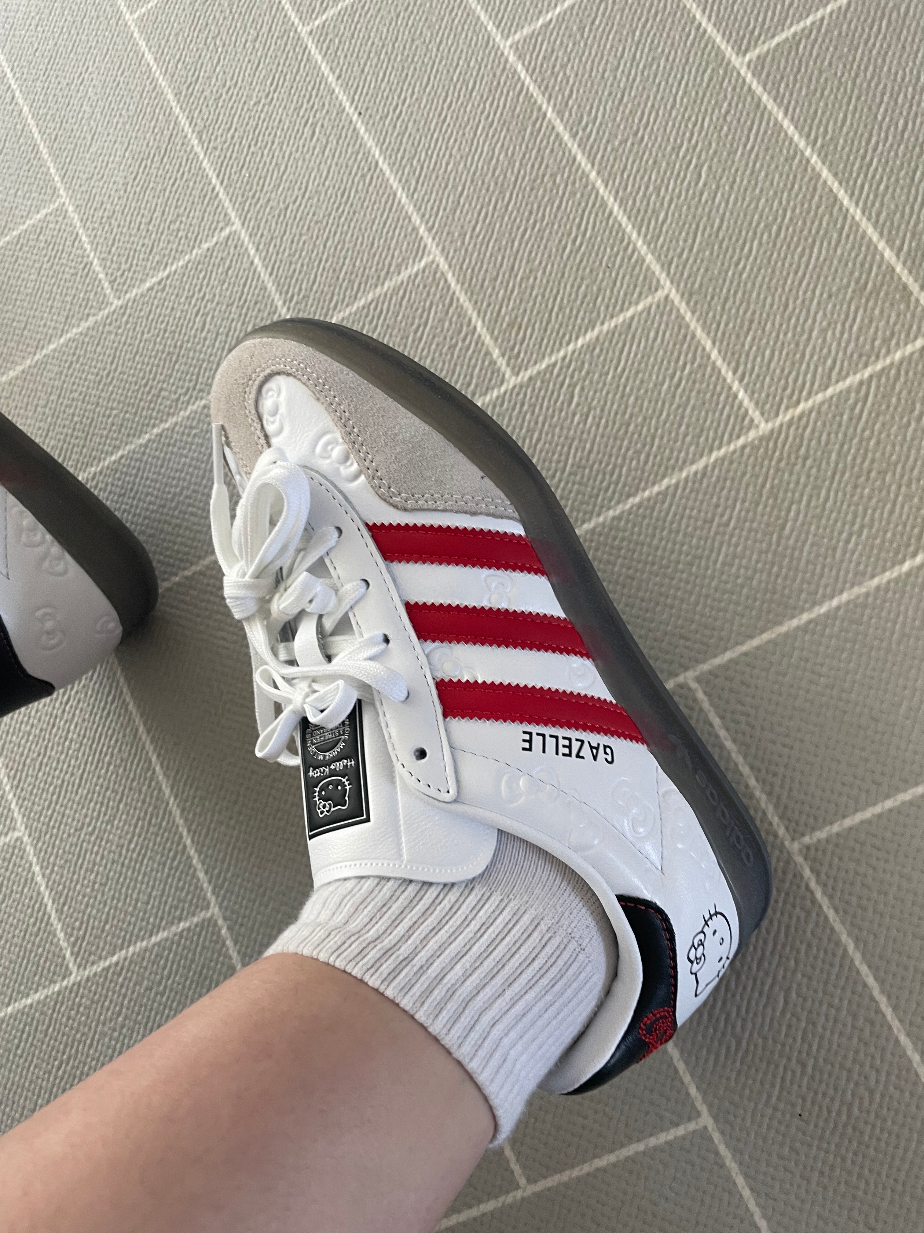 (W) Adidas x Hello Kitty Gazelle Indoor Cloud White Red 착용 스타일