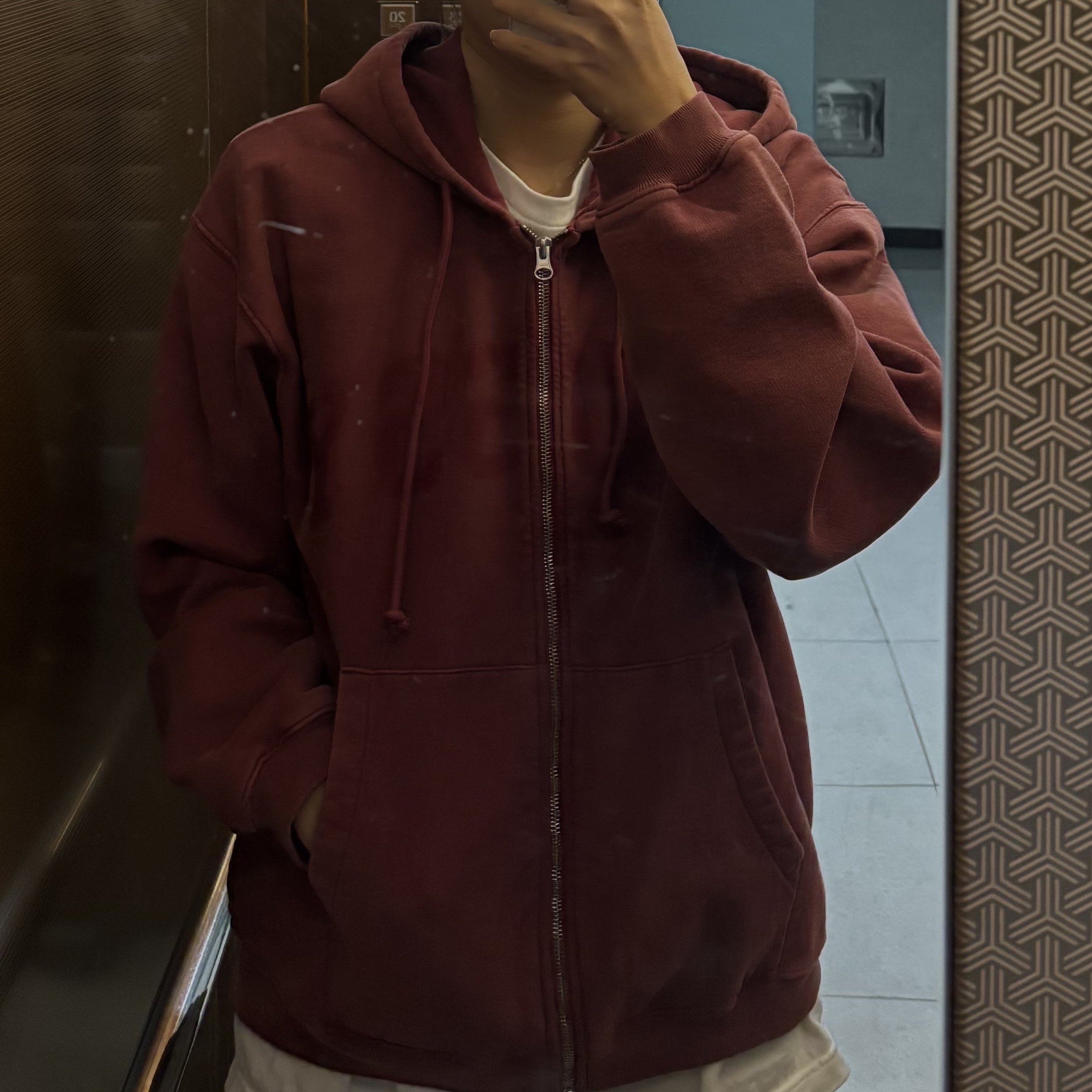 Stussy Faded Graphic Zip Hoodie Burgundy 착용 스타일 - 2
