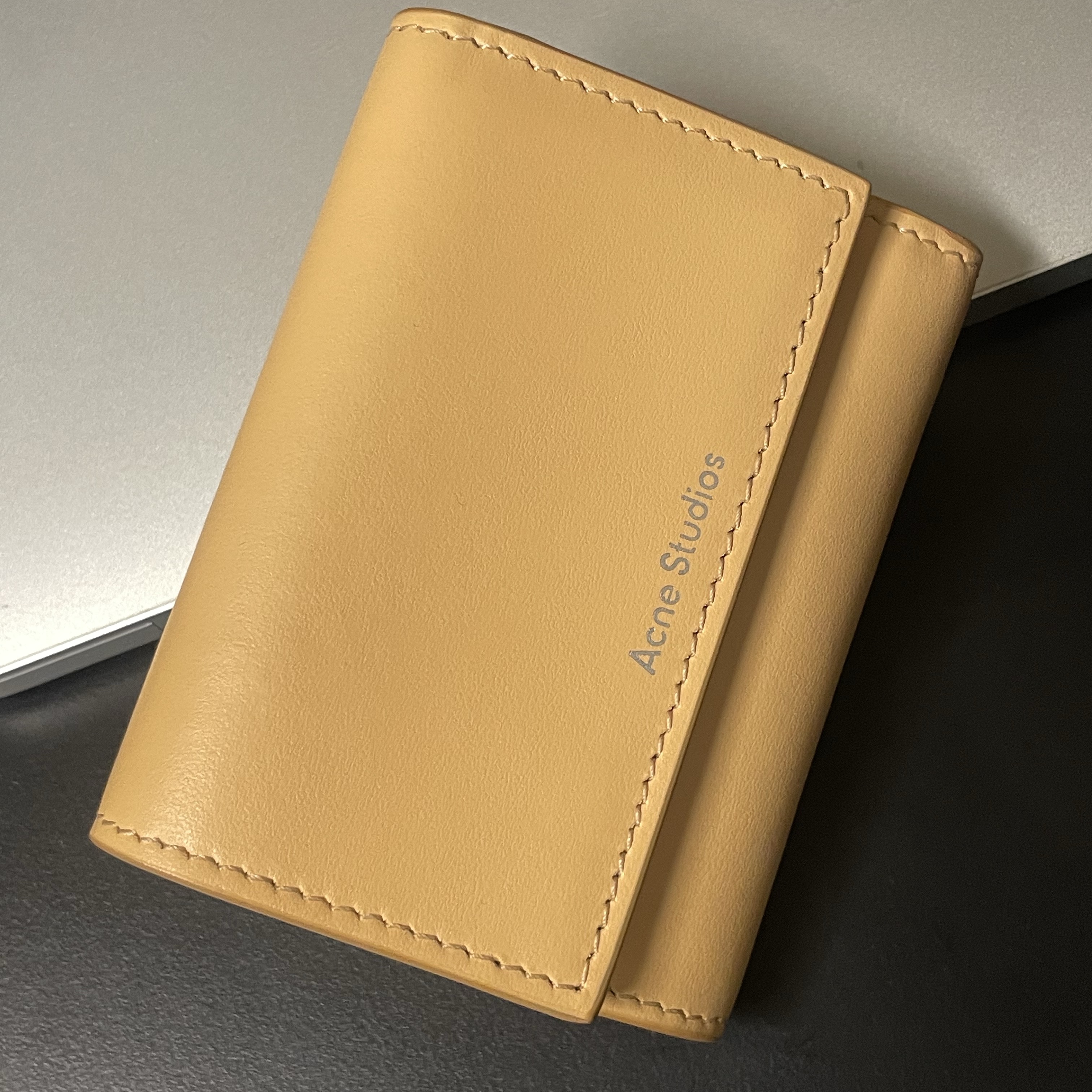 Acne Studios Folded Wallet Dune Beige 착용 스타일