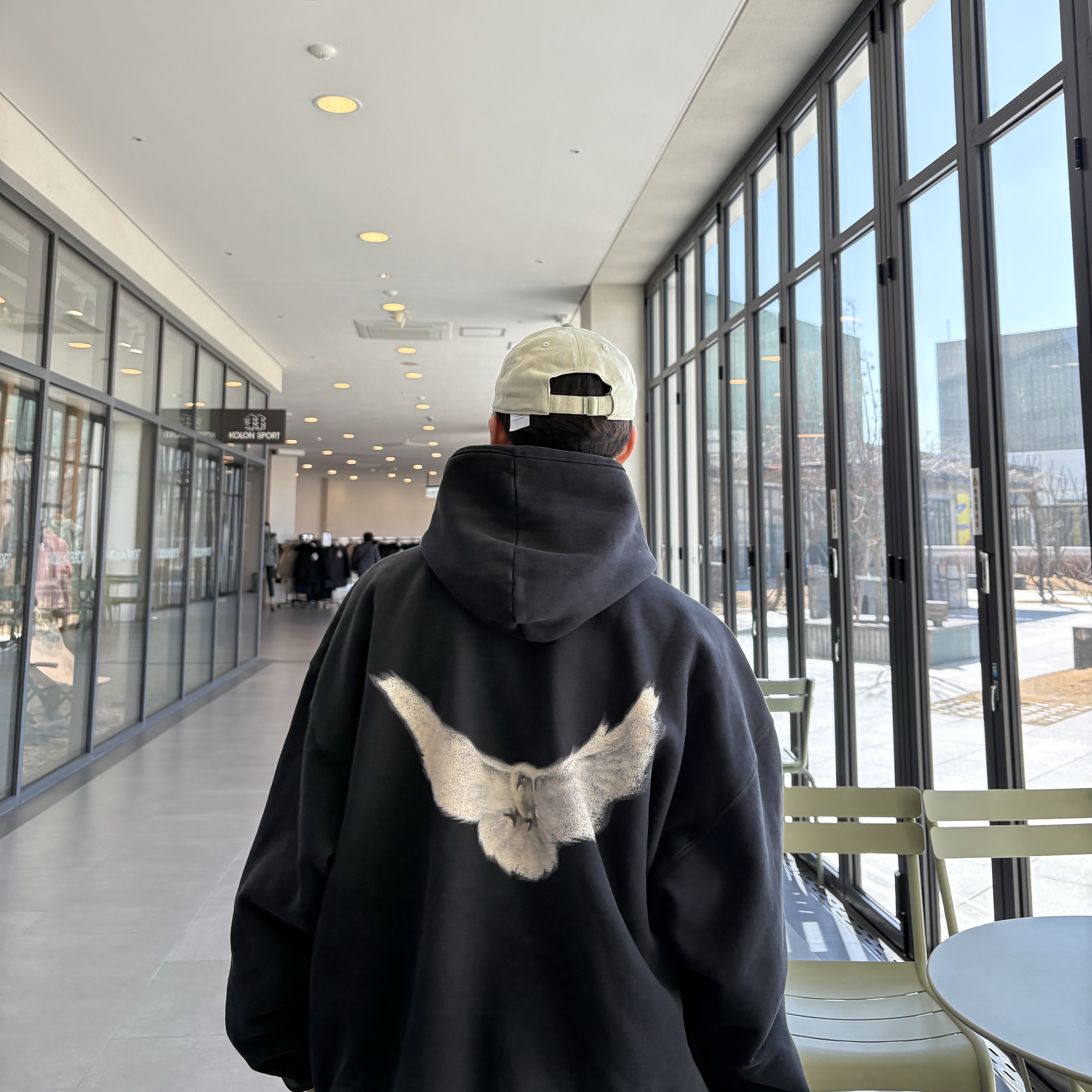 Yeezy Gap Engineered By Balenciaga Dove Hoodie Washed Black 착용 스타일
