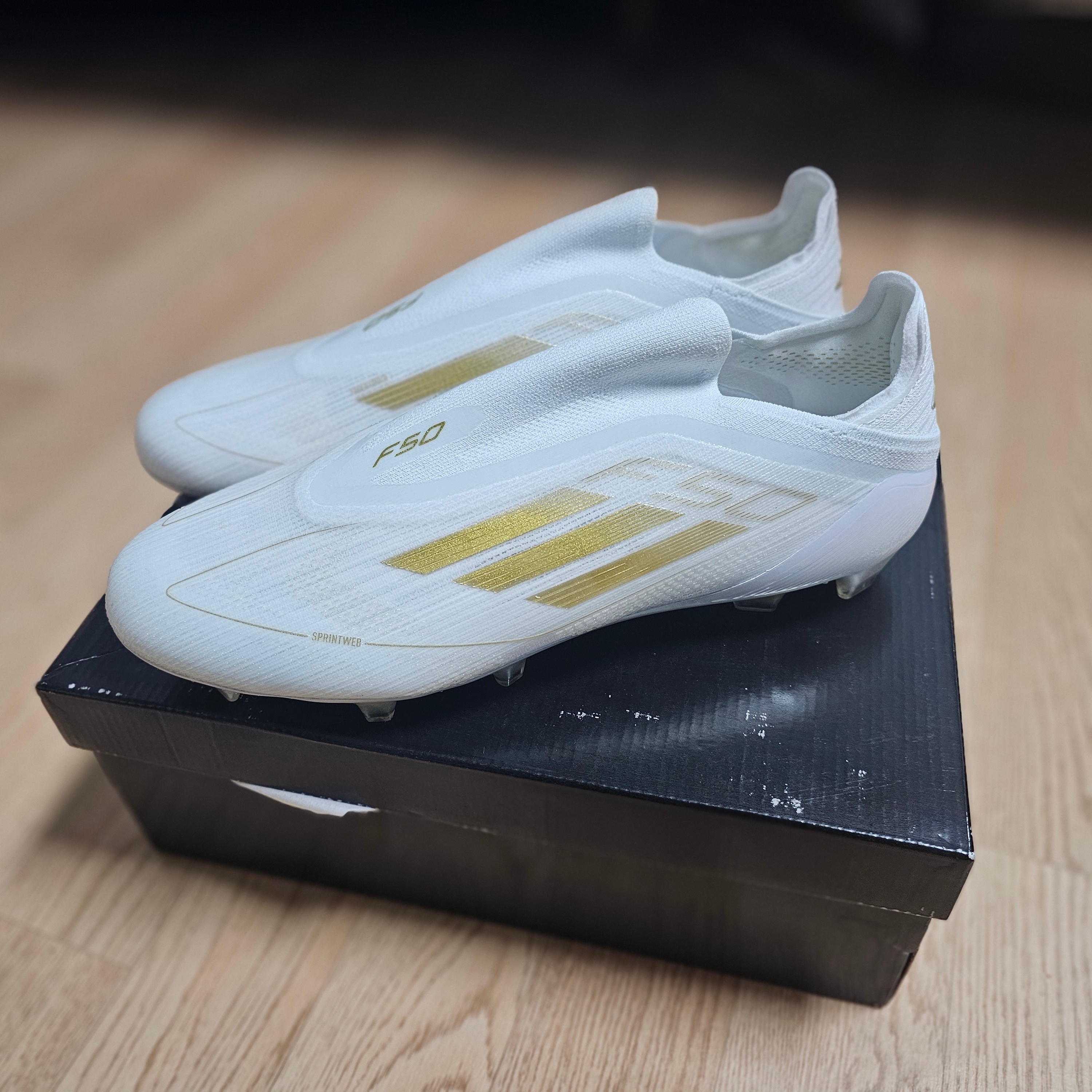 Adidas F50 Elite Laceless Cleats Cloud White Gold Metallic 착용 스타일