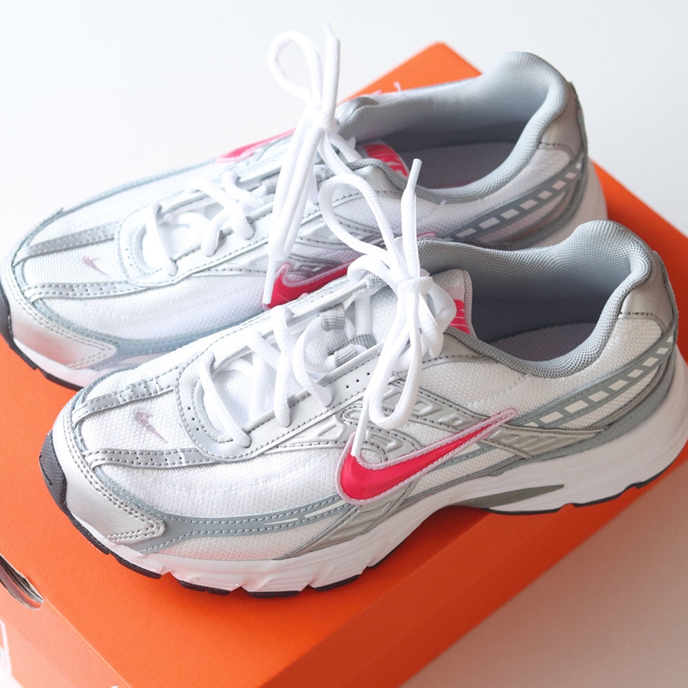 (W) Nike Initiator Cherry Metallic Silver 착용 스타일 - 1