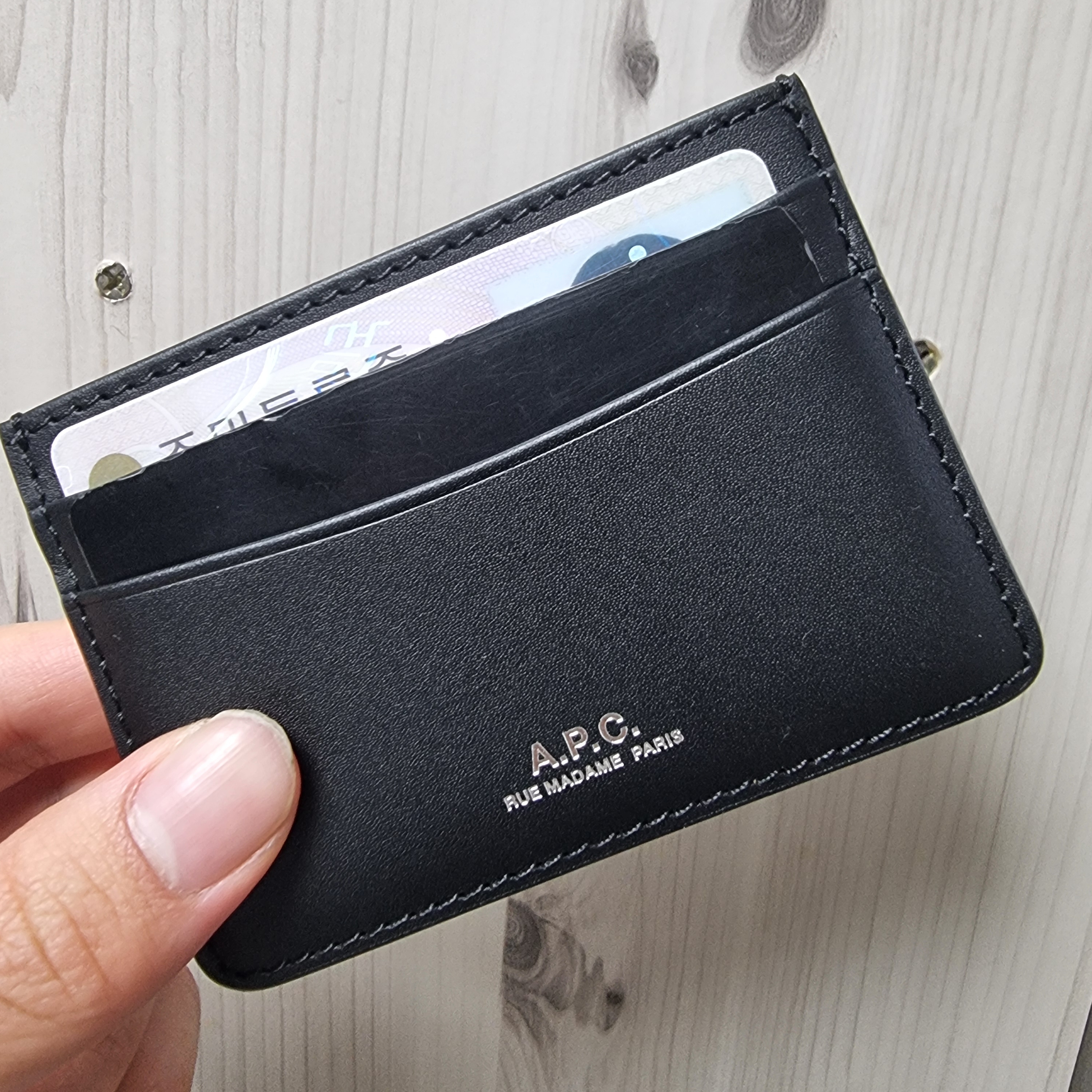 A.P.C. Andre Card Holder Black 착용 스타일