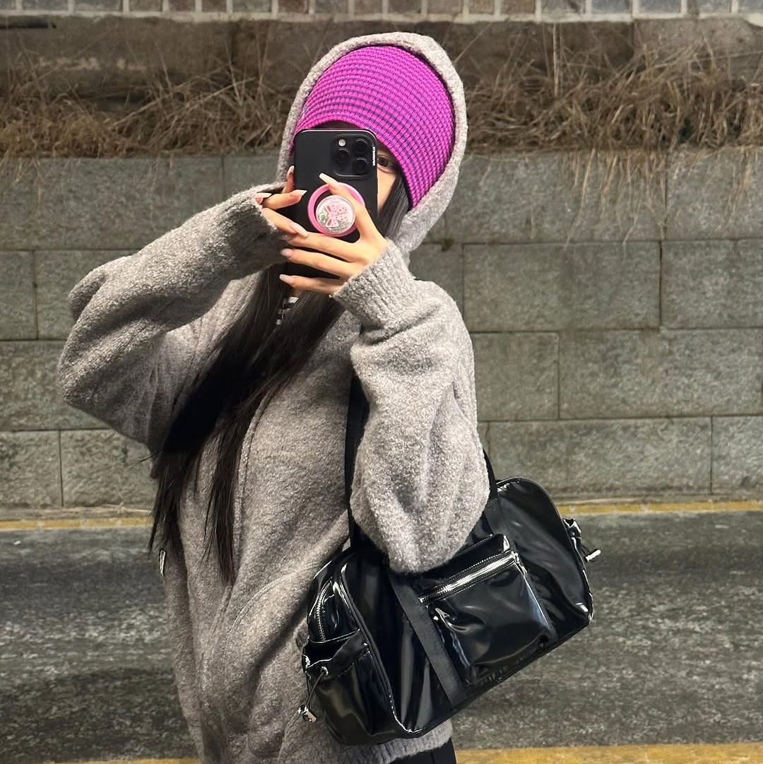 Thevinylhouse Round Pocket Knit Zip-Up Grey 착용 스타일 - 2