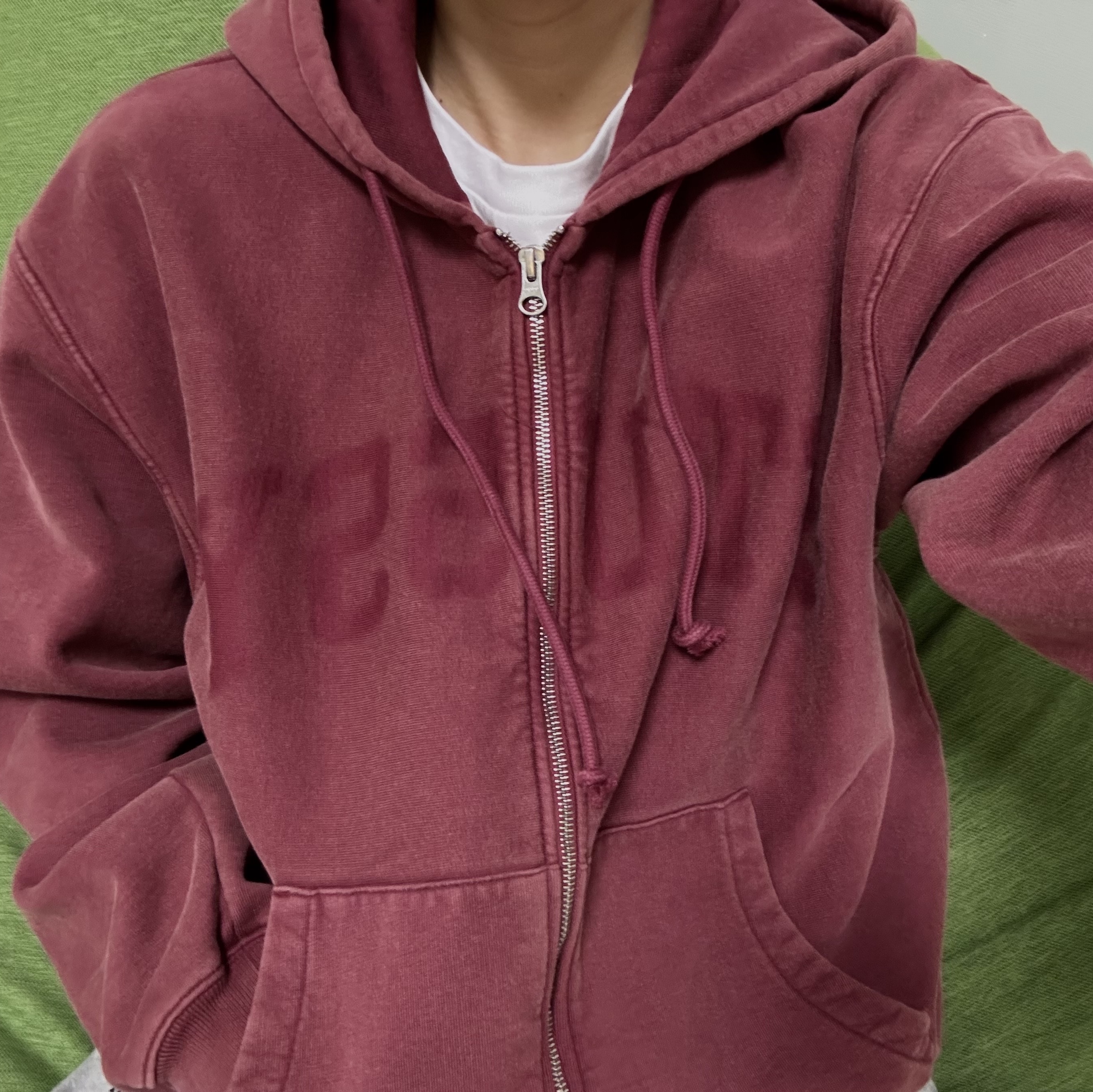 Stussy Faded Graphic Zip Hoodie Burgundy 착용 스타일 - 1