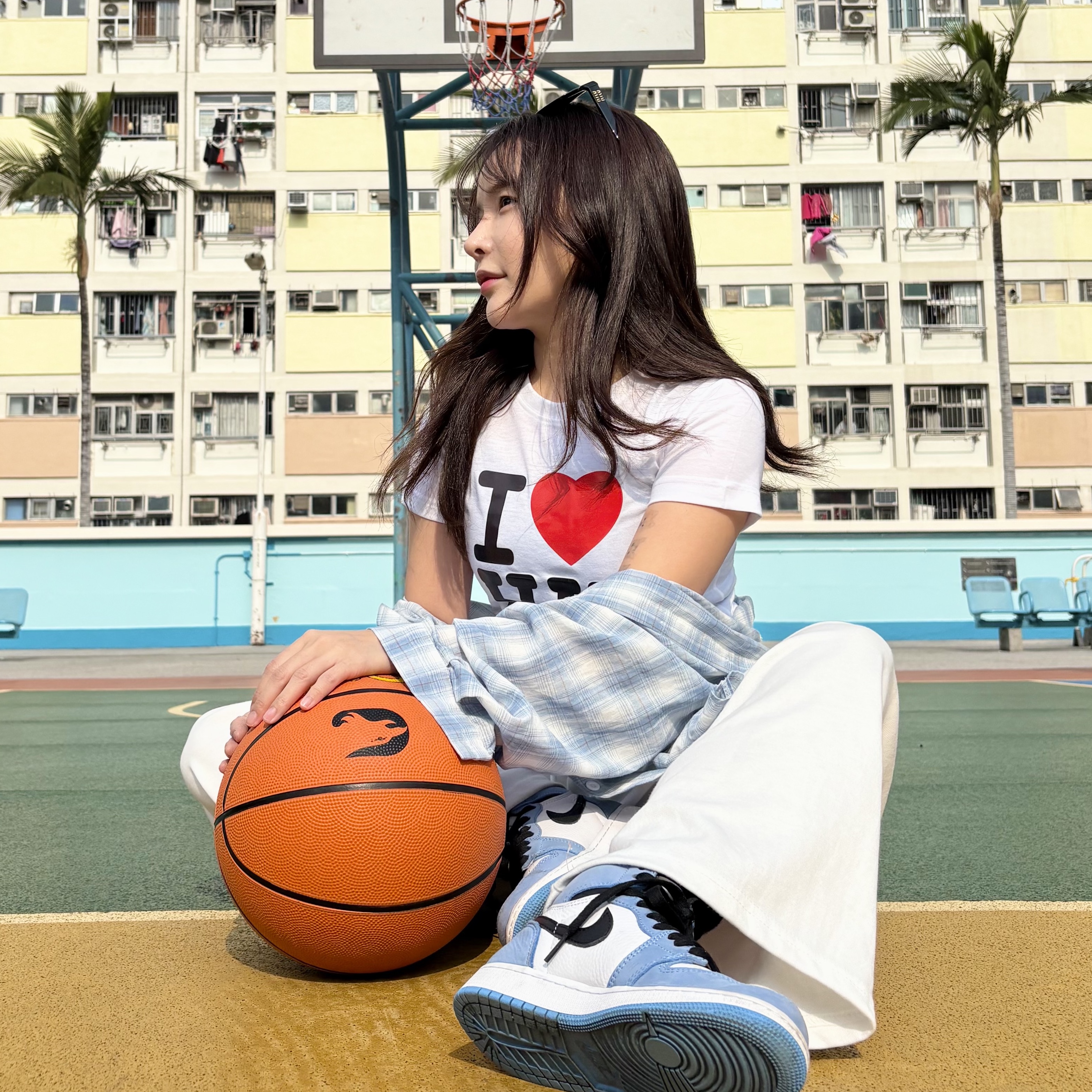 (GS) Jordan 1 Retro High OG University Blue, (W) Miu Miu Logo Sunglasses Slate Gray Lenses 착용 스타일 - 1