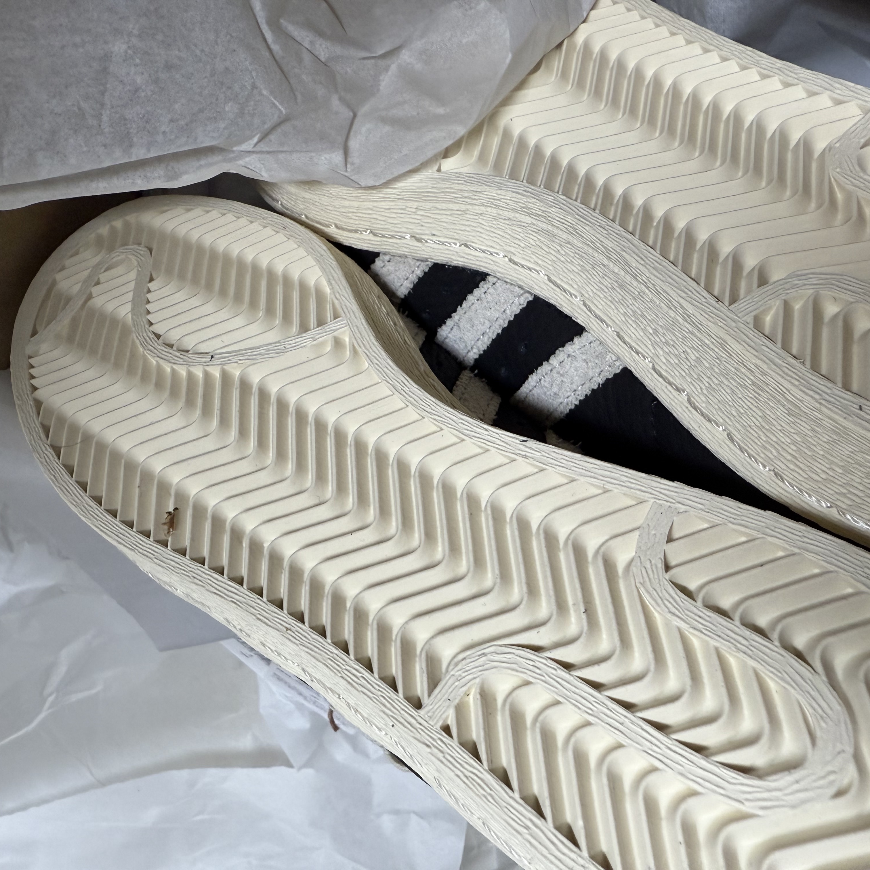 Adidas Superstar 82 Black White 착용 스타일 - 2