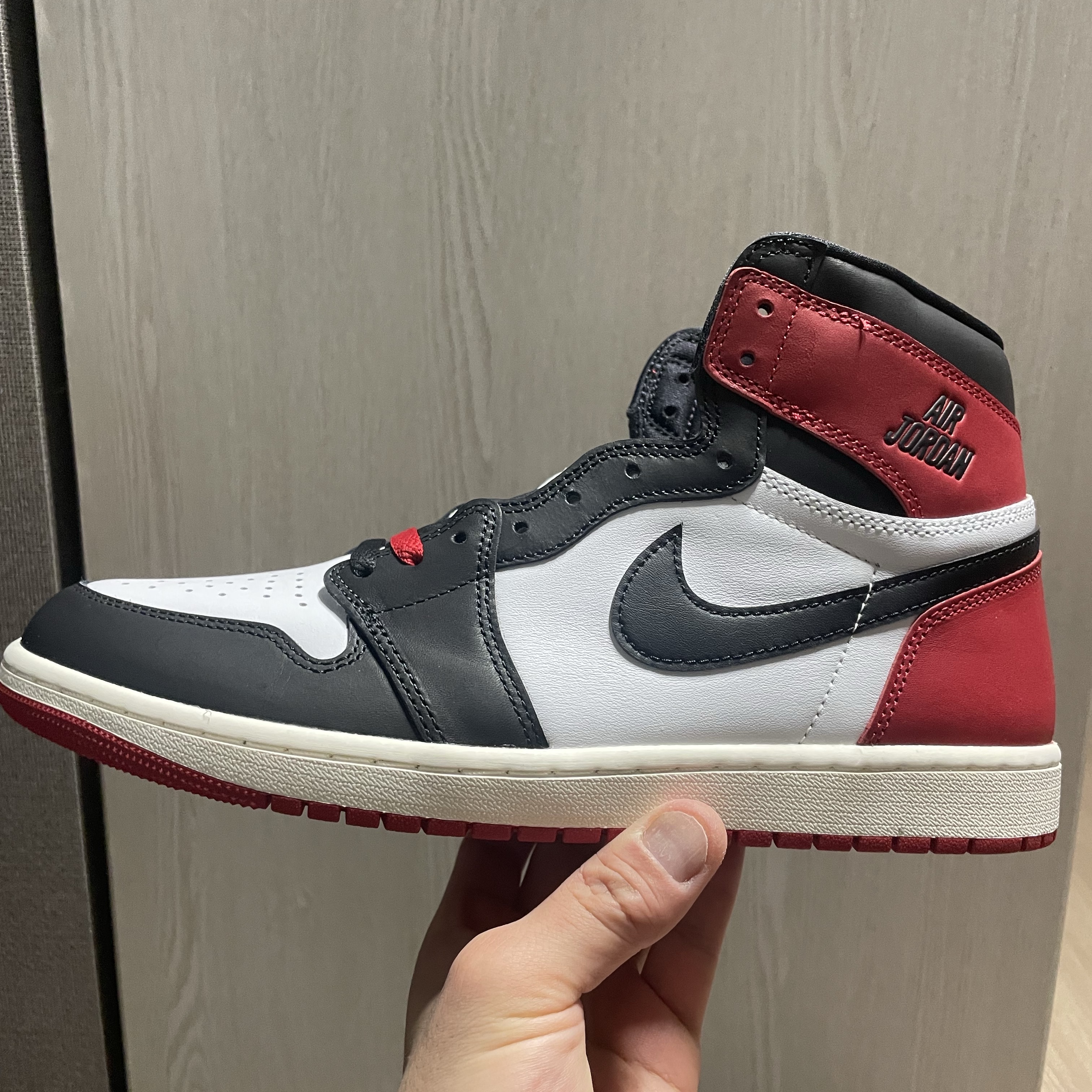 Jordan 1 Retro High OG Black Toe 착용 스타일 - 3