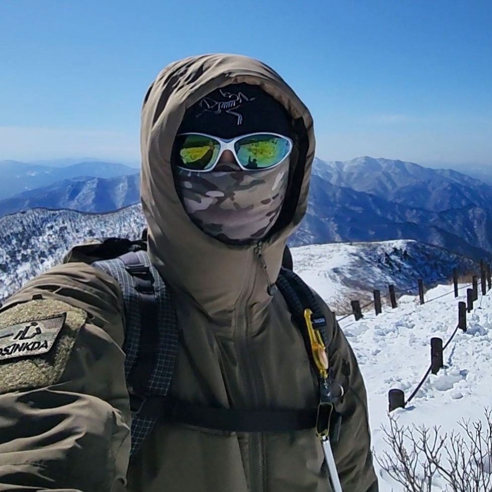 Arc'teryx LEAF Cold WX Hoody LT Gen 2 Crocodile, Arc'teryx Embroidered Bird Toque Black 착용 스타일 - 4